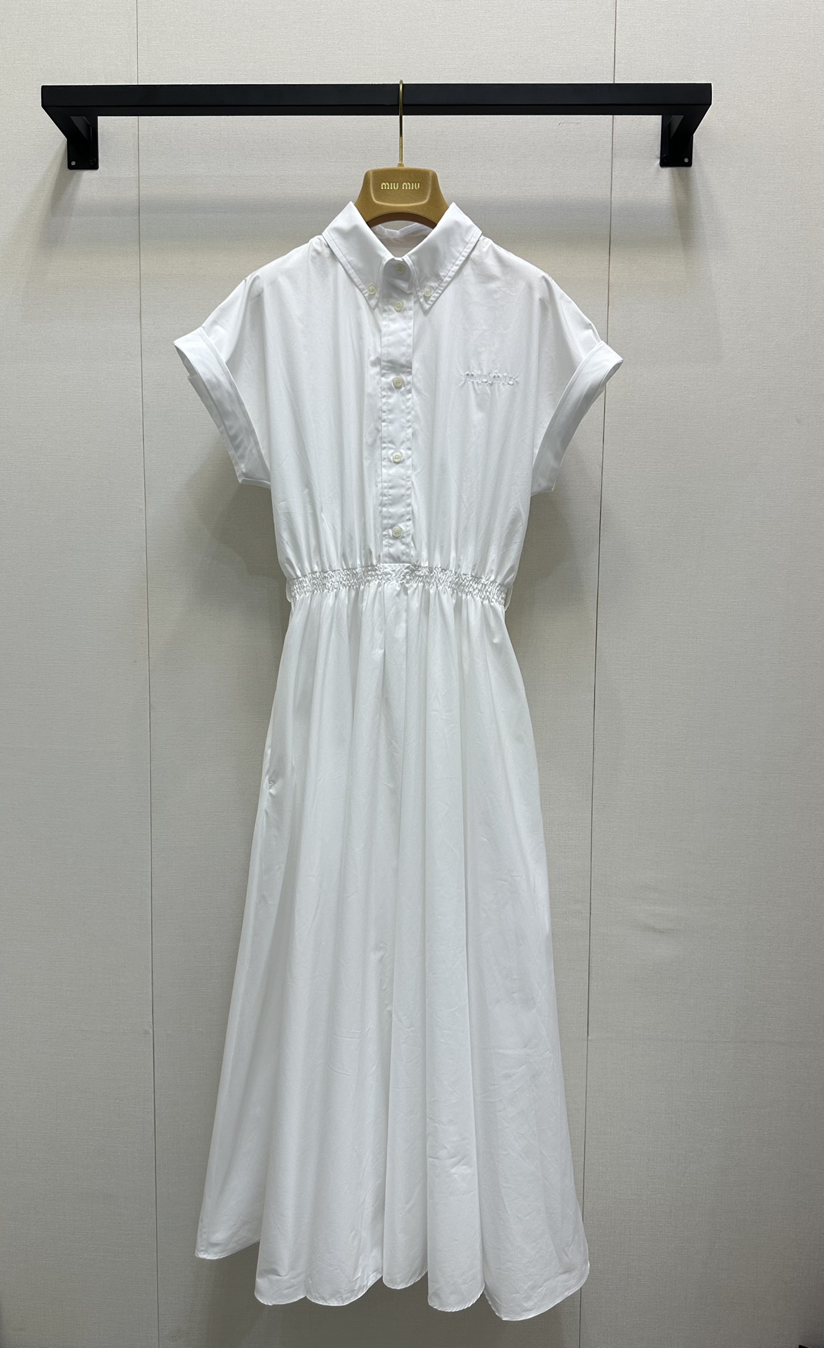 NO:331760,Miumi*2025 new dress, customized YB sunscreen fabric is breathable, comfortable and skin-friendly, lapel open button dress, waist blocking design, weighty skirt hem is extremely tolerant to the figure, use elastic waist envelope to decorate, fit the curve to outline the waist, and create an intellectual and elegant outfit with a good proportion of top and bottom length. The chest pocket is embellished with the iconic letter logo to enhance the brand style, meet the various needs of commuting and dating, and the outfit is more age-reducing and playful. Customized face accessories, accurate version, high version,,miumiu, skirts,alexander wang19860909Miumi*2025新品连衣裙,定制YB防晒面料质感透气 舒适亲肤 翻领开扣连衣裙 腰部打拦设计 分量感十足的裙摆对身材包容度极高 利用弹力腰封装饰 贴合曲线勾勒腰身 同时打造上短下长好比例的知性优雅穿搭 胸前口袋点缀标志性字母徽标 提升品牌格调 满足通勤约会多种需求 穿搭更显减龄俏皮 定制面辅料 认准版本 高版本,,miumiu,skirts,alexander wang,Women's clothing