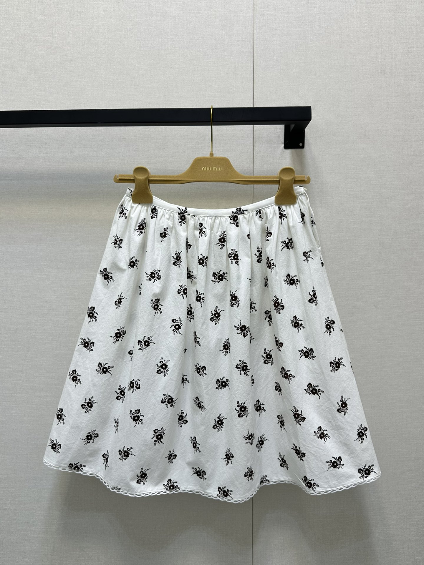 NO:332430,(Skirt) Miumi* 25Ss Spring and Summer New Style Intellectually divided lace printed skirt. Original 1:1 Customized lace development!  High-end production!  Custom imported wash cotton has a great texture!  The embroidered lace design is sweet and cool, and it has a age-reducing outfit. It is not picky about people and looks huge and slim on the upper body!  Three-dimensional tailoring technology, perfect workmanship quality depends on details!  Spot SML real-time photos, miumiu, skirts, alexander wang19860909（半裙）Miumi* 25Ss春夏新款 知性分花边印花半裙.原版1:1定制花边开发！高版出品！定制进口洗水棉质感超赞！刺绣花边设计甜酷兼备减龄穿搭.不挑人版型上身巨显瘦！立体剪裁工艺,完美做工品质看细节！现货 SML大货实拍,,miumiu,skirts,alexander wang,Women's clothing