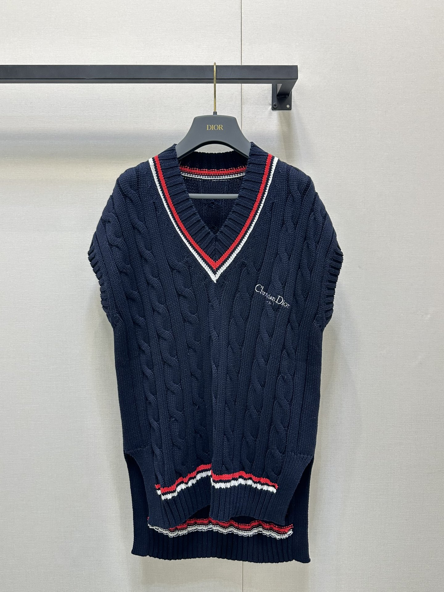 NO:332804,Dio* new style new style contrast V-neck college style knitted sweater original development!  High-end production!  This sweater is not only beautiful when worn alone, but also super versatile as a layered inner layer!  Whether it is paired with jeans or skirts, you can easily control it, allowing your outfit to be improved by several levels in an instant!  Workmanship quality depends on the details. Spot SML 2-color large-scale real shots, dior, skirts, jeans, sweaters, alexander wang19860909Dio*新款新款 撞色V领学院风针织毛衣 原版开发！高版出品！这款针织衫不仅单穿好看,作为叠穿内搭也是超级百搭的！ 不管是搭配牛仔裤还是半身裙,都能轻松驾驭,让你的穿搭瞬间提升好几个档次！做工品质看细节.现货 SML 2色大货实拍,,dior,skirts,jeans,sweaters,alexander wang,Women's clothing