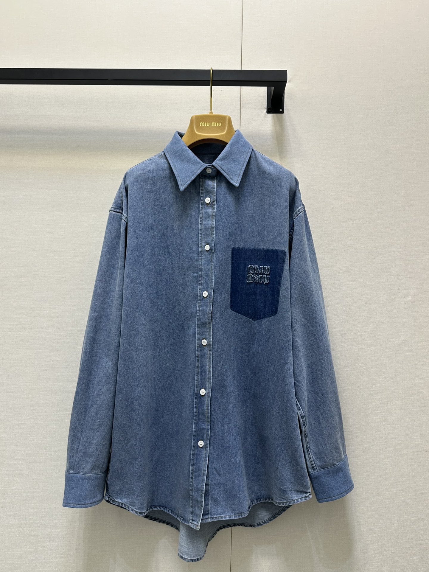 NO:335056,((coat) Miumi* 25Ss spring and summer new style, old fashioned style wash blue denim shirt jacket and pants. Original development, high-end production! The same bag-release design letter embroidery for men and women. Retro style Danny denim, temperament small lapel loose style, top body is absolutely amazing! Imported cotton denim enzyme wash fabric is delicate and soft, and the sweet and salty style is versatile and not picky about people and make people look slim! Workmanship quality depends on details SML Recommended a set of large-scale real shots,,miumiu, jackets & coats,shirts,alexander wang19860909（（外套） Miumi* 25Ss春夏新款 做旧时髦风洗水蓝牛仔衬衫外套裤子.原版开发 高版出品！男女同款拆袋设计字母刺绣.复古风丹尼牛仔,气质小翻领宽松版型上身绝绝子！进口纯棉牛仔酵素洗水面料细腻柔软质感超赞.可甜可盐版型百搭不挑人巨显瘦！做工品质看细节 现货 SML 推荐一套入大货实拍,,miumiu,jackets & coats,shirts,alexander wang,Women's clothing