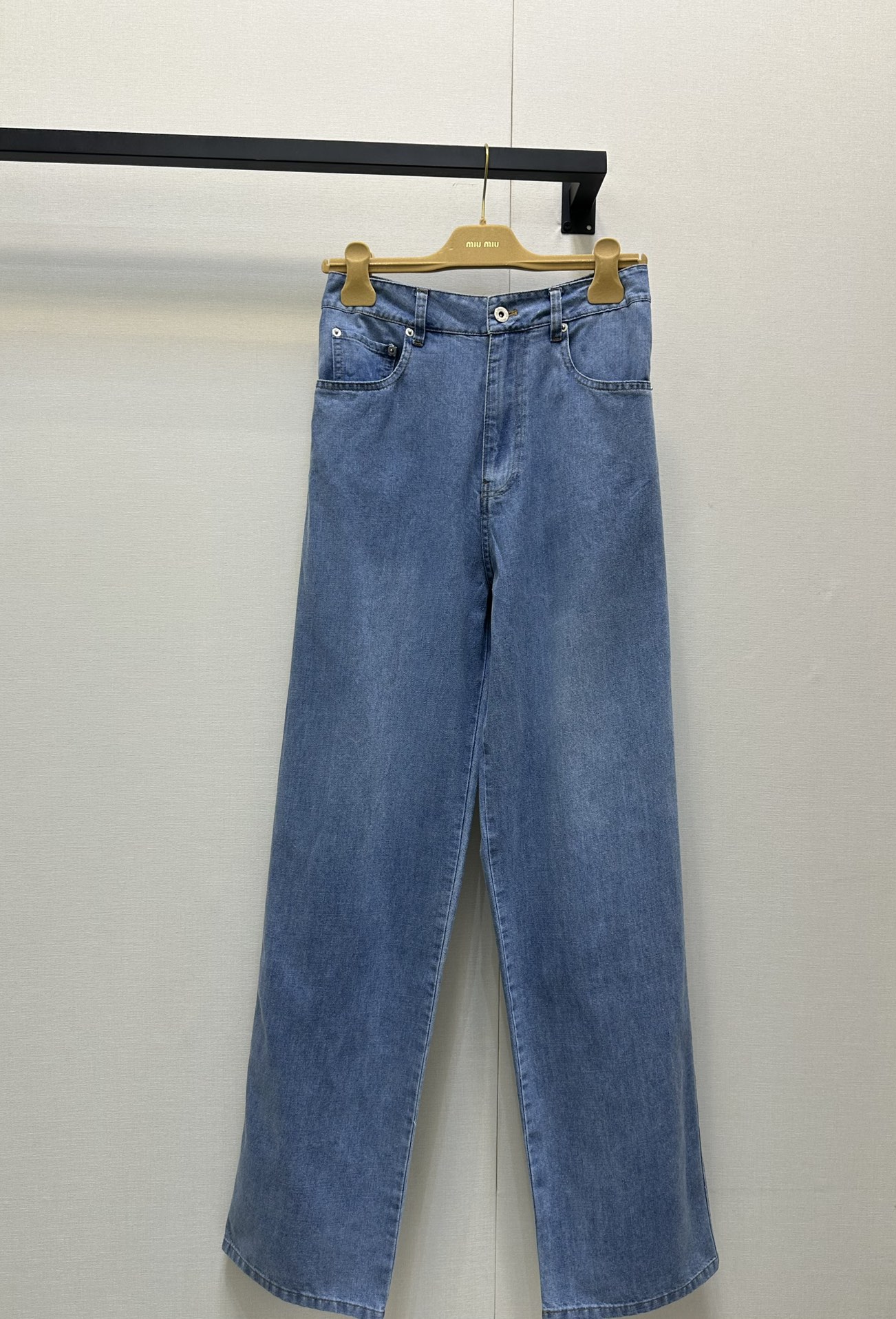 NO:335060,(Trousers) Miumi* 25Ss Spring and Summer New Style, Old Fashioned Style Washing Blue Denim Shirt Jacket Pants. Original Development High-Premium Production!  The same bag-release design with letter embroidery. Retro style Danny denim, the temperament small lapel loose fit is amazing!  Imported pure cotton denim enzyme washing fabric has a delicate and soft texture. It is sweet and salty and has a versatile style that is not picky about people and makes people look slim!  Workmanship quality depends on details SML Recommended a set of real shots for large-scale goods, miumiu, jackets & coats,shirts,alexander wang19860909（长裤） Miumi* 25Ss春夏新款 做旧时髦风洗水蓝牛仔衬衫外套裤子.原版开发 高版出品！男女同款拆袋设计字母刺绣.复古风丹尼牛仔,气质小翻领宽松版型上身绝绝子！进口纯棉牛仔酵素洗水面料细腻柔软质感超赞.可甜可盐版型百搭不挑人巨显瘦！做工品质看细节 现货 SML 推荐一套入大货实拍,,miumiu,jackets & coats,shirts,alexander wang,Women's clothing