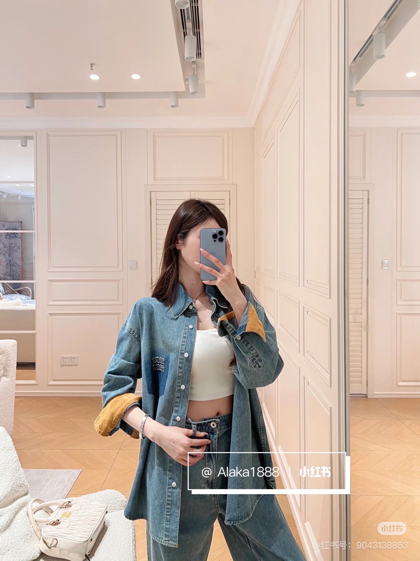 NO:335058,((coat) Miumi* 25Ss spring and summer new style, old fashioned style wash blue denim shirt jacket and pants. Original development, high-end production! The same bag-release design letter embroidery for men and women. Retro style Danny denim, temperament small lapel loose style, top body is absolutely amazing! Imported pure cotton denim enzyme wash fabric is delicate and soft, and the sweet and salty style is versatile and not picky about people and make people look slim! Workmanship quality depends on details SML Recommended set,,miumiu, jackets & coats,shirts,alexander wang19860909（（外套） Miumi* 25Ss春夏新款 做旧时髦风洗水蓝牛仔衬衫外套裤子.原版开发 高版出品！男女同款拆袋设计字母刺绣.复古风丹尼牛仔,气质小翻领宽松版型上身绝绝子！进口纯棉牛仔酵素洗水面料细腻柔软质感超赞.可甜可盐版型百搭不挑人巨显瘦！做工品质看细节 现货 SML 推荐一套入,,miumiu,jackets & coats,shirts,alexander wang,Women's clothing