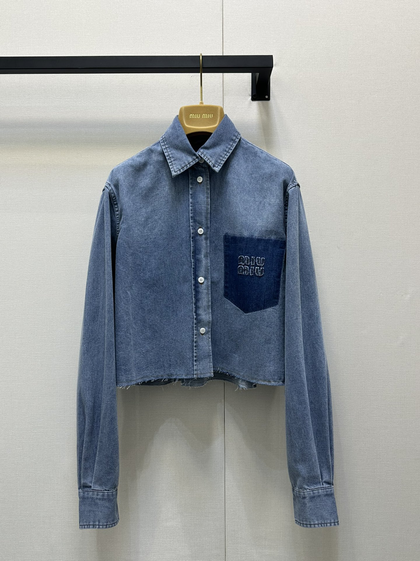 NO:335042,(Short shirt Miumi* 25Ss spring and summer new style, old fashioned style wash blue denim shirt pants. Original development, high-end product! Bag removal design letter embroidery. Retro style Danny denim, temperament small lapel loose style, top body is amazing! Imported pure cotton denim enzyme wash fabric is delicate and soft, and the sweet and salty style is versatile and not picky about people and make people look slim! Workmanship quality depends on details SML Recommended a set of large-scale real shots,,miumiu,shirts,alexander wang19860909（短款衬衫 Miumi* 25Ss春夏新款 做旧时髦风洗水蓝牛仔衬衫裤子.原版开发 高版出品！拆袋设计字母刺绣.复古风丹尼牛仔,气质小翻领宽松版型上身绝绝子！进口纯棉牛仔酵素洗水面料细腻柔软质感超赞.可甜可盐版型百搭不挑人巨显瘦！做工品质看细节 现货 SML 推荐一套入大货实拍,,miumiu,shirts,alexander wang,Women's clothing