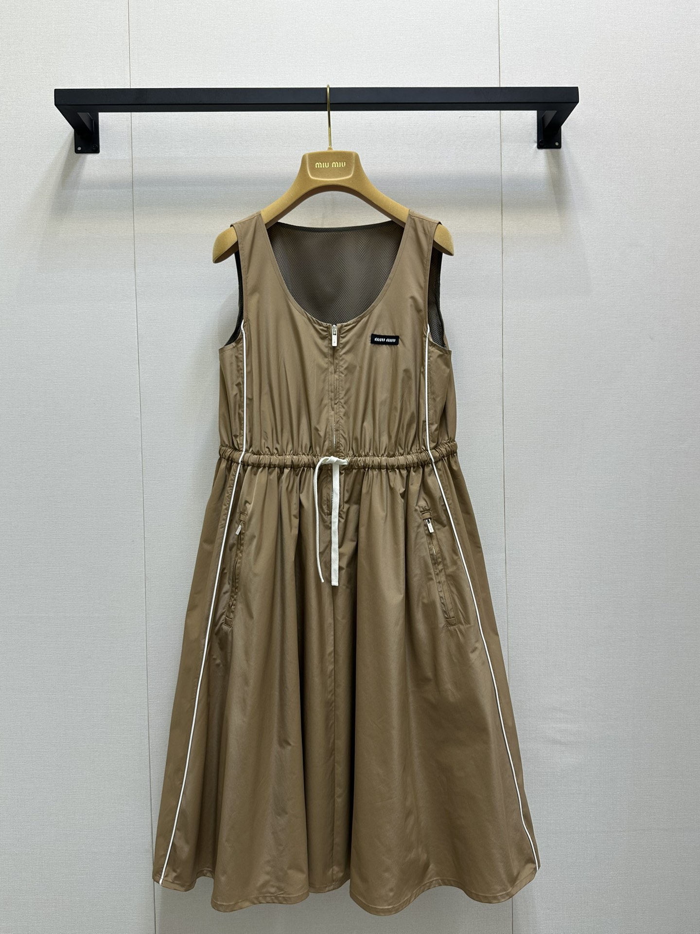 NO:332806,Miumi* 25Ss Spring and Summer New Style Logo Coffee Sleeveless Dress | Exclusive YB Development!  High-end production!  Both the zipper and the logo are particularly designed, with zippered pockets on both sides, and the waist drawstring is slimming. The sleeveless style is especially suitable for summer wear. It is especially refreshing!  A must-have dress in summer. You can wear the same coat when you are cold under the air conditioner!  Spot SML real-time photos, miumiu, skirts, jackets & coats, alexander wang19860909Miumi* 25Ss春夏新款 徽标咖色无袖连衣裙丨独家yb开发！高版出品！拉链和徽标都特别有设计感 两侧有拉链口袋设计 腰间抽绳收腰显瘦 无袖款特别适合夏天穿 特别清爽！夏天必备连衣裙,在空调下冷可以穿上同款外套！现货 SML大货实拍,,miumiu,skirts,jackets & coats,alexander wang,Women's clothing