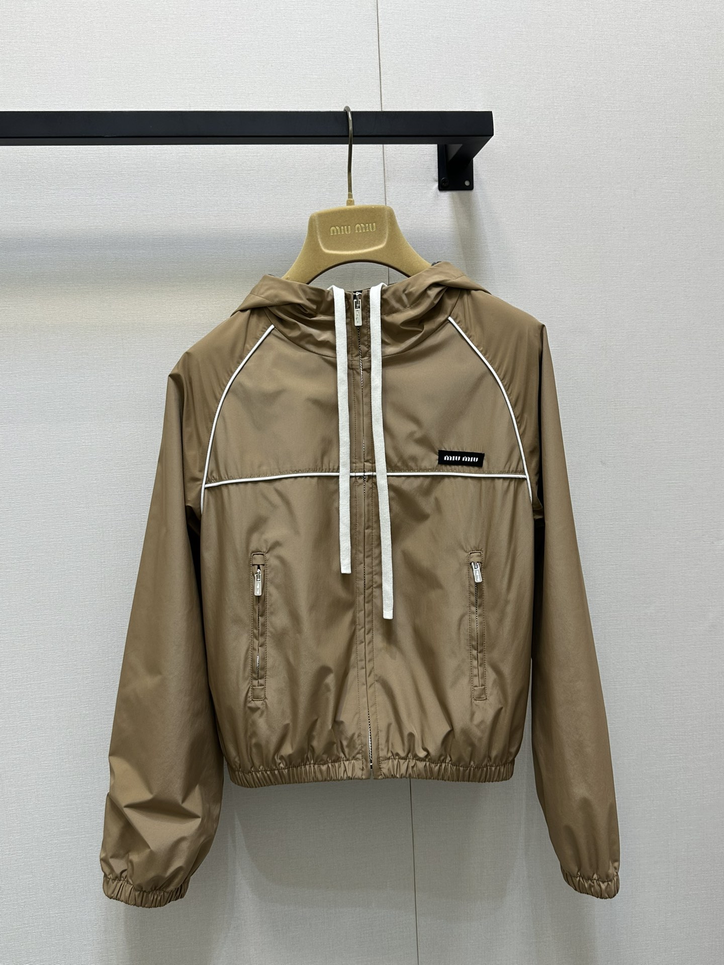 NO:332783,Jacket Miumi* 25Ss Spring and Summer New Brown Nylon Series Micro-Signature Hooded Jacket   High Waist Shorts. Original Development!  High-end production!  Contrast color bundling edge embellishment design, super slim, capable and cool, chest patch logo embellishment, fashionable and full of fashion, classic loose style, imported nylon fabric, light, comfortable, sun protection and windproof, breathable mesh lining, a series of matching, cool and handsome, it is a must-have outfit for cool Girls, spot SML large-scale real shot,,miumiu, shorts, jackets & coats,hats,alexander wang19860909外套 Miumi* 25Ss春夏新款 棕色尼龙系列微标连帽外套 高腰短裤.原版开发！高版出品！撞色捆边点缀设计 超显瘦 干练且酷帅 胸口贴布logo点缀 时髦感拉满 经典宽松版型 进口尼龙面料 轻薄舒适又防晒防风 内里是透气网里衬 一系列搭配上身又酷又帅 简直是酷Girl必备穿搭 现货 SML大货实拍,,miumiu,shorts,jackets & coats,hats,alexander wang,Women's clothing