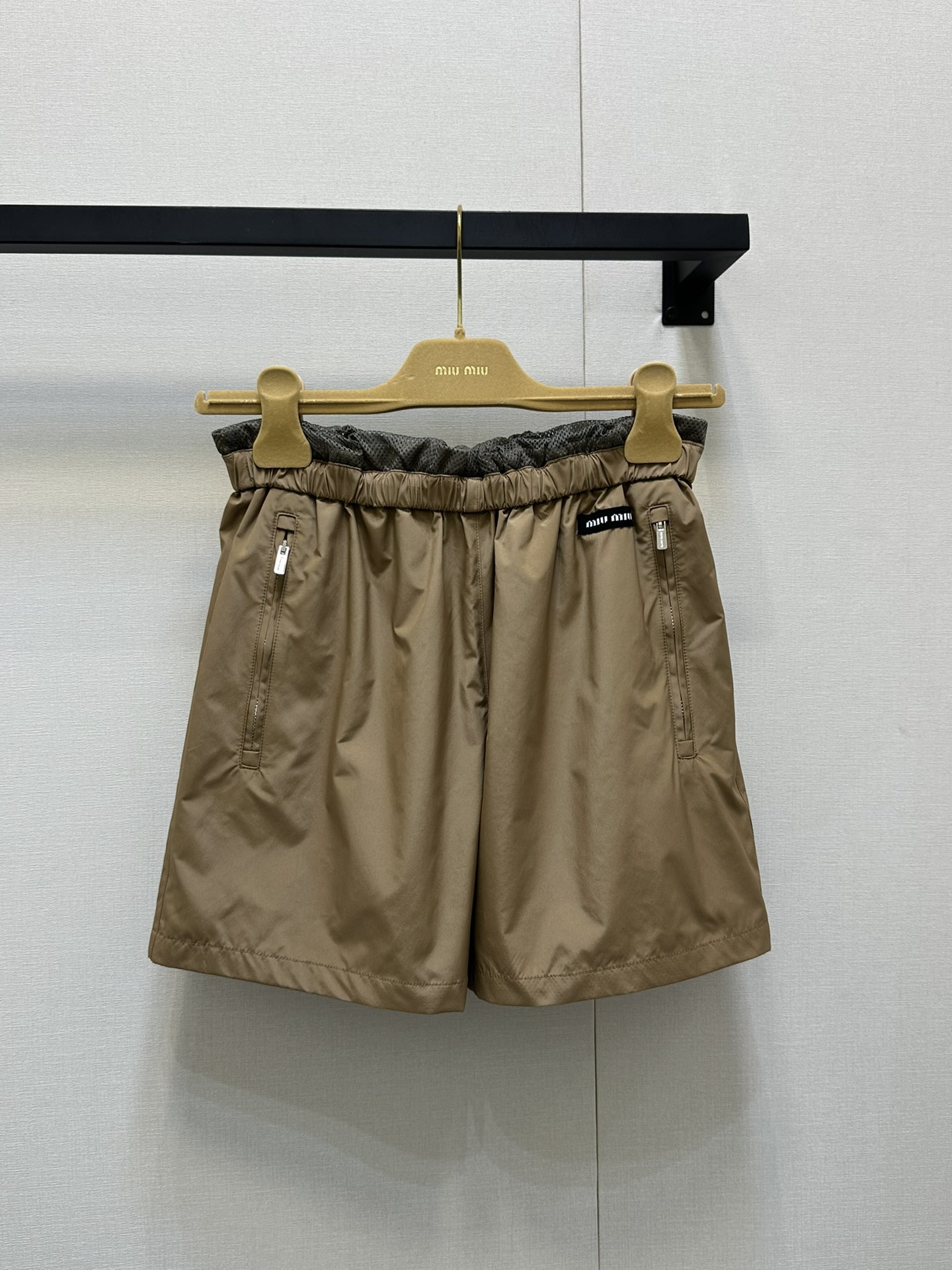 NO:332789,Skirt Miumi* 25Ss Spring and Summer New Brown Nylon Series Micro-Signature Hooded Jacket   High Waist Shorts. Original Development!  High-end production!  Contrast color bundling edge embellishment design, super slim, capable and cool, chest patch logo embellishment, fashionable and full of fashion, classic loose style, imported nylon fabric, light, comfortable, sun protection and windproof, breathable mesh lining, a series of matching, cool and handsome, it is a must-have outfit for cool Girls, spot SML large-scale real shot,,miumiu, skirts, shorts, jackets & coats,hats,alexander wang19860909半裙 Miumi* 25Ss春夏新款 棕色尼龙系列微标连帽外套 高腰短裤.原版开发！高版出品！撞色捆边点缀设计 超显瘦 干练且酷帅 胸口贴布logo点缀 时髦感拉满 经典宽松版型 进口尼龙面料 轻薄舒适又防晒防风 内里是透气网里衬 一系列搭配上身又酷又帅 简直是酷Girl必备穿搭 现货 SML大货实拍,,miumiu,skirts,shorts,jackets & coats,hats,alexander wang,Women's clothing