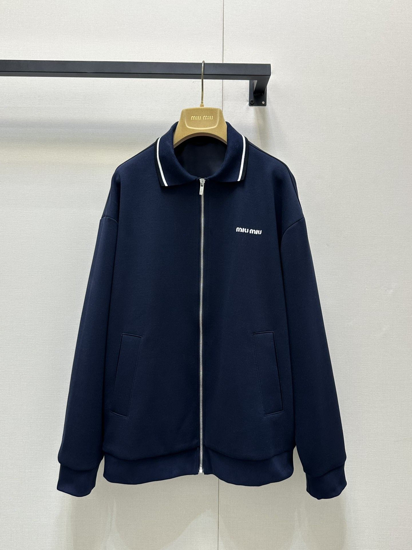 NO:332795,Miumi* 25Ss Spring and Summer New Style Letter Embroidered Stand Collar Zipper Sweatshirt Jacket. Original Developed!  High-end production!  This contrasting jacket is really comfortable on the upper body. The tight hem can tighten the windproof, and it is very versatile when worn outdoors or commuting. The casual series, soft and comfortable feel and loose fit, can be matched with selected styles!  The same style for men and women!  Spot SML real-time photos, miumiu, hoodie, sweatshirts, jackets & coats, alexander wang19860909Miumi* 25Ss春夏新款 字母刺绣立领拉链卫衣外套.原版开发！高版出品！这件撞色的外套上身真的挺舒服的,下摆收紧可以缩紧防风,户外穿或者通勤都很百搭.休闲系列,柔软舒适的手感加上宽松版型,可搭配精选造型！男女同款！现货 SML大货实拍,,miumiu,hoodie,sweatshirts,jackets & coats,alexander wang,Women's clothing