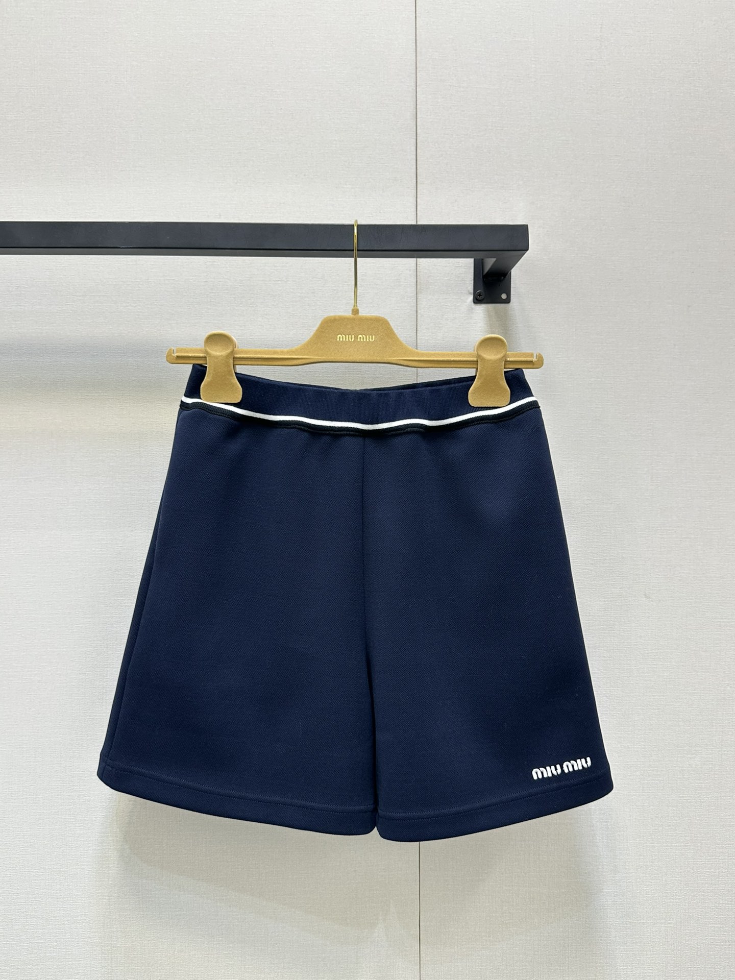 NO:332801,Miu*25Ss spring and summer new style knitted five-point pants original development high-end production!  These pants are easy to wear! Real name Amway!  The texture of the pants is really great, the loose straight-fitting style covers the flesh and makes you look slimming. It also adds a retro work style while walking. The handsome feeling of walking must have a place to contract your various tops and raise your waistline, so that the smaller one can also wear a three-seven-six-six-sized body proportion!  My sisters closed my eyes and rushed forward!  Spot SML big-ticket real shot, miumiu, alexander wang19860909Miu*25Ss春夏新款 针织五分裤原版开发 高版出品！这条裤子好穿程度实名安利！ 裤型质感真的绝了宽松直筒的版型遮肉显瘦 修饰腿部的同时增加复古工装感 走路都带风的帅气感必须拥有一席之地承包你的各种上衣搭配抬高腰线 让小个子也能穿出三七分身材比例！姐妹们都给我闭眼冲！现货 SML大货实拍,,miumiu,alexander wang,Women's clothing