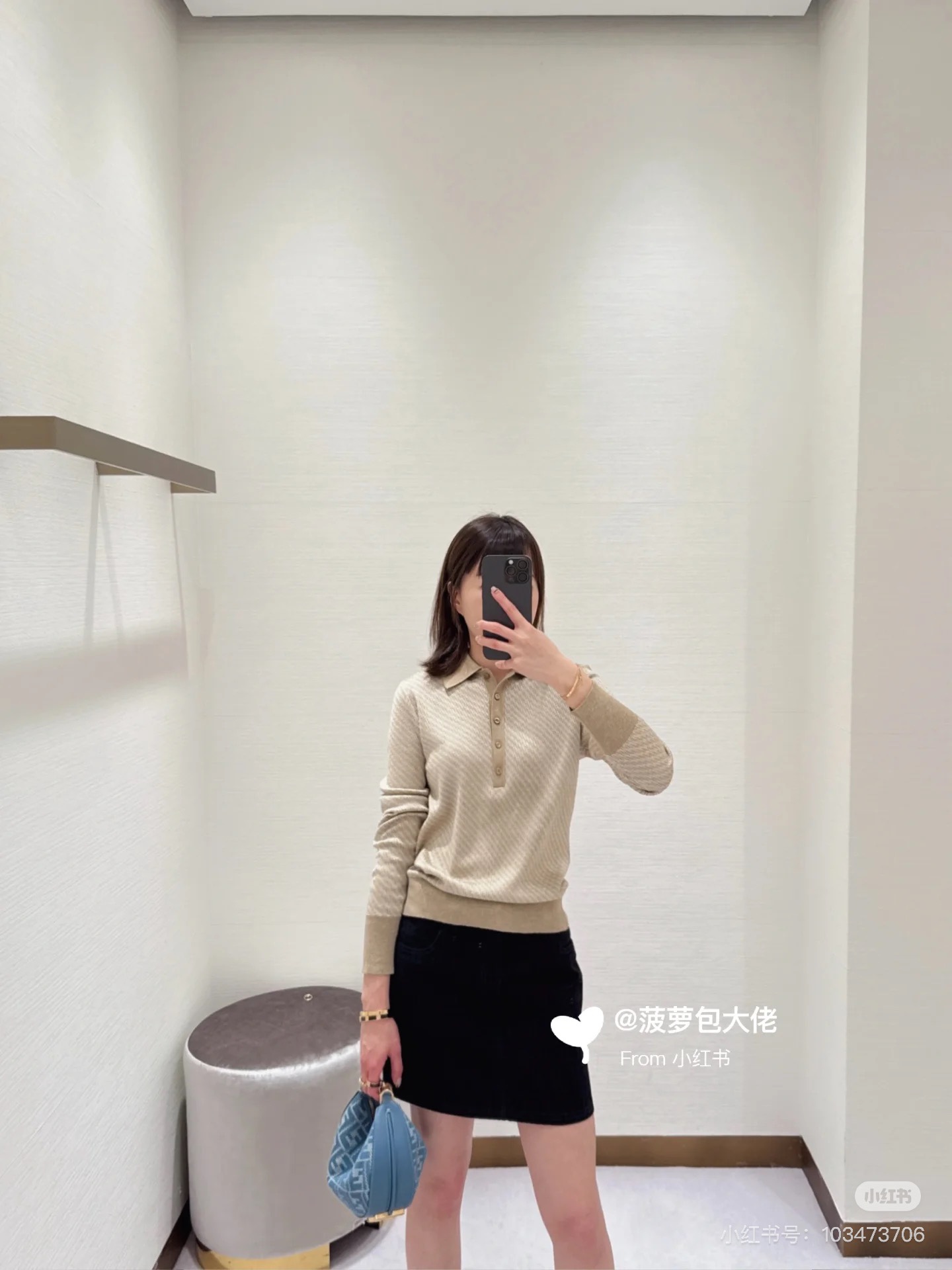 NO:335757,Fend*25Ss spring and summer new style silk wool lapel shirt original development high-end production!  As soon as I was on my upper body, I was amazed!  The fabric is made of top-notch materials, soft and skin-friendly, breathable, and has a very comfortable feeling of wearing. The round neck short-sleeved top is simple and fashionable, and the body proportions are perfectly modified. Whether it is going out on the street or attending parties, it can easily stay in the scene, allowing you to exude confidence and charm at all times. Get it now and start your fashion journey!  Spot SML, fendi, T-shirt, real silk, alexander wang19860909Fend*25Ss春夏新款 真丝羊毛翻领衫 原版开发 高版出品！一上身就被惊艳到了！面料选用顶级材质,柔软亲肤,透气性满分,穿着感超舒适.圆领短袖上衣 简约又时髦,身材比例也被完美修饰.无论是日常出街还是参加聚会,它都能轻松住场面,让你时刻散发自信魅力.赶紧入手,开启你的时尚之旅！ 现货 SML,,fendi,T-shirt,real silk,alexander wang,Women's clothing