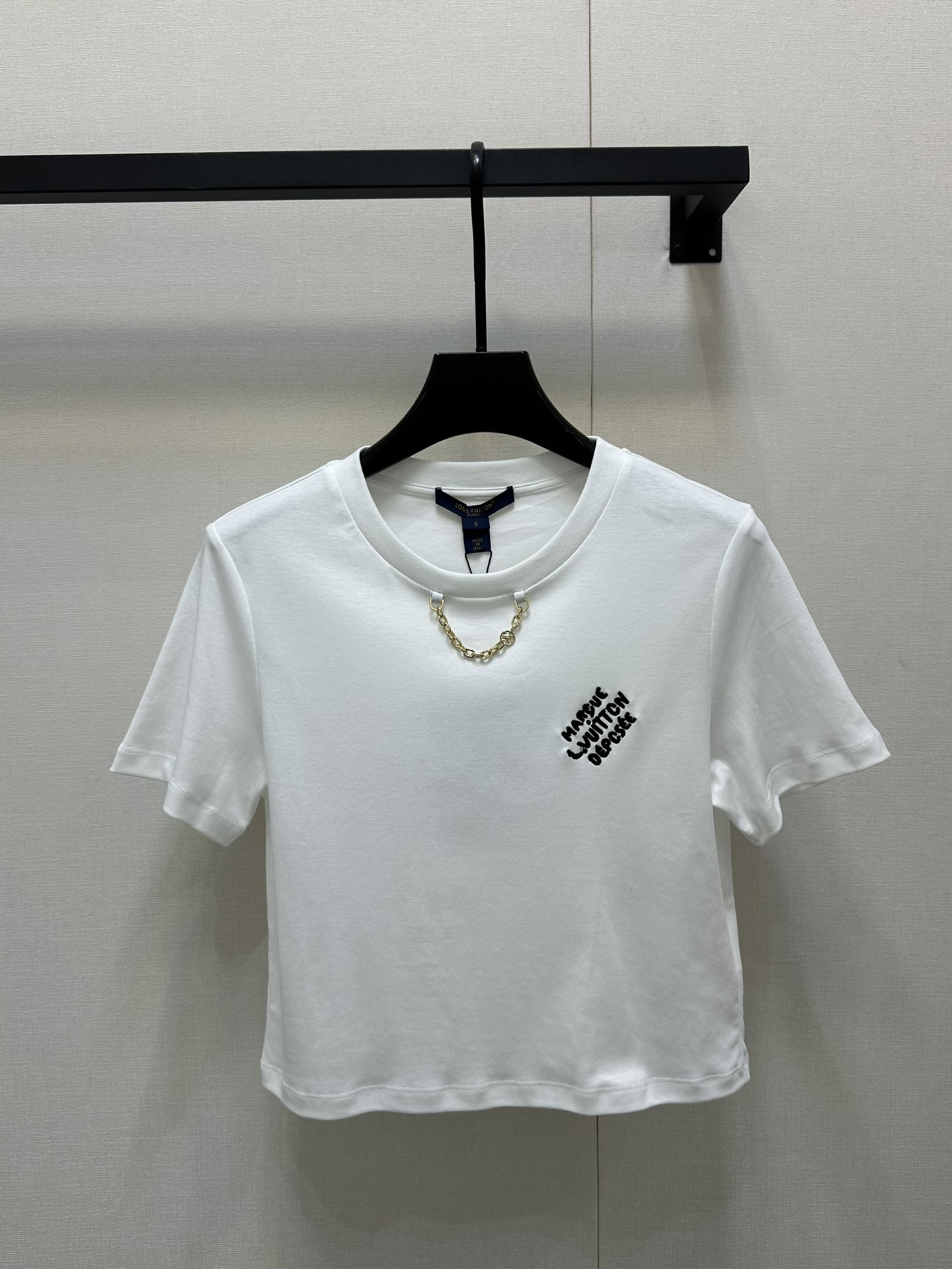 NO:332787,Louis Vuitto*2025 new letter embroidered short sleeves Customized YB mercerated cotton material, textured gloss, breathable and comfortable Short T-shirt cut highlights the brand style Made of gram-weight pure cotton, slightly elastic, giving a slim visual effect The top is plain colored, decorated with four-leaf clover iconic letter elements in the pocket The neckline is bordered by chain details, making the simple style more layered, and the outfit is a casual and lazy style SML large-scale real shot, louis vuitton, T-shirt,tees, t-shirt,alexander wang19860909Louis Vuitto*2025新款字母刺绣短袖 定制YB丝光全棉材质 质感光泽 透气舒适 短款T恤裁剪 凸显品牌格调 采用克重纯棉制成 略带有弹力 呈现显瘦视觉效果 上衣素色打底 饰以四叶草标志性字母元素于口袋 领口包边链条细节 让简单款式更显层次感 穿搭出休闲慵懒风格 SML大货实拍,,louis vuitton,T-shirt,tees，t-shirt,alexander wang,Women's clothing