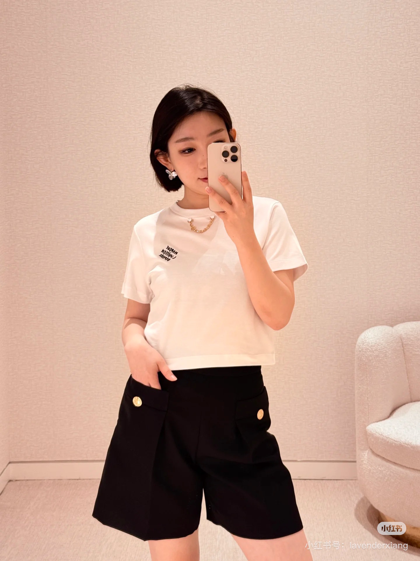 NO:332790,Louis Vuitto*2025 new letter embroidered short sleeves Customized YB mercerated cotton material Textured gloss Breathable and comfortable Short T-shirt cut Highlights brand style Made of gram-weight pure cotton slightly elastic Presents a slim visual effect Plain color on top, decorated with four-leaf clover iconic letter elements in pockets Neck-edged chain details Make simple styles more layered and dressed in a casual and lazy style SML,,louis vuitton, T-shirt,tees, t-shirt,alexander wang19860909Louis Vuitto*2025新款字母刺绣短袖 定制YB丝光全棉材质 质感光泽 透气舒适 短款T恤裁剪 凸显品牌格调 采用克重纯棉制成 略带有弹力 呈现显瘦视觉效果 上衣素色打底 饰以四叶草标志性字母元素于口袋 领口包边链条细节 让简单款式更显层次感 穿搭出休闲慵懒风格 SML,,louis vuitton,T-shirt,tees，t-shirt,alexander wang,Women's clothing