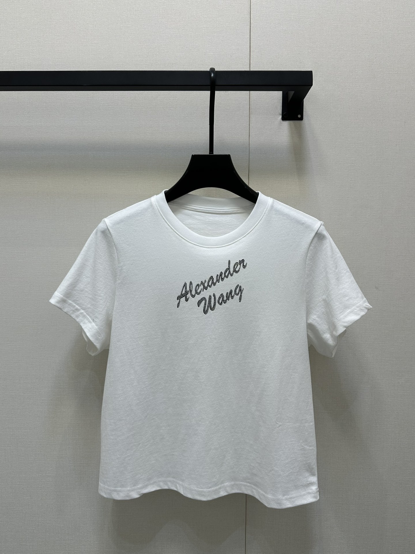 NO:332793,Alexand*r wang 25Ss spring and summer new style, iron diamond bead round neck short-sleeved T-shirt. Original development!  High-end production!  Made of pure cotton with gram weight, it has a full drape and presents a slimming visual effect. Use the washing process to restore the uniform black and white color. The ironing diamond beads on the chest outline the brand logo pattern of the flower body. Collide with the color of the big body. Fashionable and high-end feel immediately. Create a personal style. Fashionable and relaxed. The inner wear is brilliant and fashionable. SML large-scale real shots, T-shirt,tees, t-shirt,alexander wang19860909Alexand*r wang 25Ss春夏新款 烫钻钉珠圆领短袖T恤.原版开发！高版出品！采用克重纯棉制成 垂坠感十足 呈现显瘦视觉效果 利用水洗工艺还原均匀黑白本色 胸前烫钻钉珠勾勒出花体品牌徽标图案 与大身颜色碰撞 时尚高级感立现 打造个性风格 时髦松弛 单穿内搭都出彩时髦 现货 SML大货实拍,,T-shirt,tees，t-shirt,alexander wang,Women's clothing