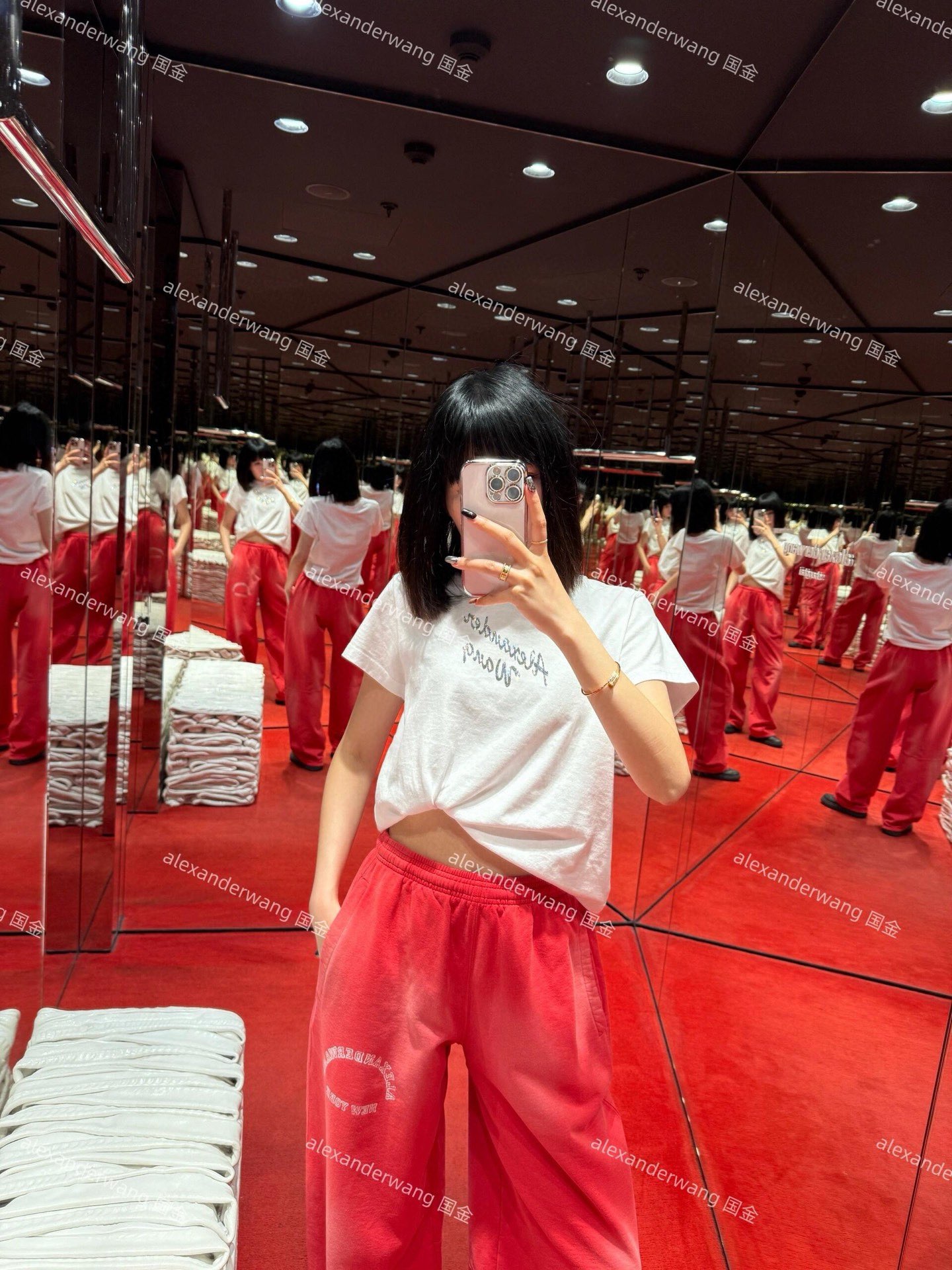 NO:332796,Alexand*r wang 25Ss spring and summer new style, iron diamond bead round neck short-sleeved T-shirt. Original development!  High-end production!  Made of gram-weight pure cotton, full of drape, presents a slimming visual effect, uses washing technology to restore uniform black and white color, and the iron diamond beads on the chest outline the brand logo pattern of the flower body, collide with the color of the big body, and the sense of fashion and high-end instantly creates a personal style, fashionable and relaxed, and the inner wear is brilliant and fashionable. Spot SML,,T-shirt,tees,t-shirt,alexander wang19860909Alexand*r wang 25Ss春夏新款 烫钻钉珠圆领短袖T恤.原版开发！高版出品！采用克重纯棉制成 垂坠感十足 呈现显瘦视觉效果 利用水洗工艺还原均匀黑白本色 胸前烫钻钉珠勾勒出花体品牌徽标图案 与大身颜色碰撞 时尚高级感立现 打造个性风格 时髦松弛 单穿内搭都出彩时髦 现货 SML,,T-shirt,tees，t-shirt,alexander wang,Women's clothing