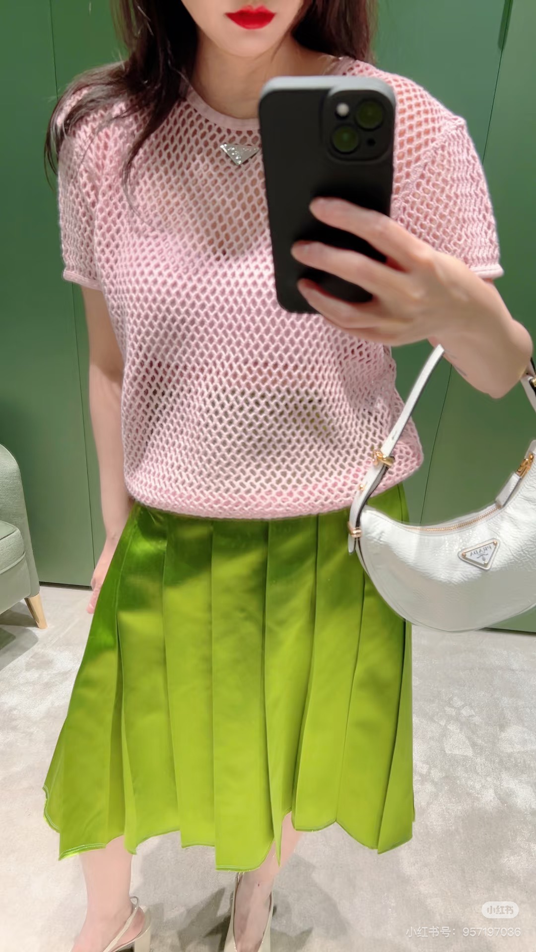 NO:335023,(Top) 25Ss Spring and Summer New Style, Grid Hollow Two-Piece Skirt Original Development!  High-end production!  The main color of pink and apricot color blends with the gentle spring style. The exquisite texture shows ingenuity, and the simple design shows casualness and freedom. Whether you are walking on the street or going to a small gathering, you can easily attract attention with a unique style and interpret a unique fashion attitude. 2 colors Spot SML, skirts, alexander wang19860909（上衣） 25Ss春夏新款 网格镂空两件装半身裙 原版开发！高版出品！粉调主色搭配杏色内搭与春日温柔融合.精致纹理彰显匠心,简约设计展露随性洒脱.无论是漫步街头还是赴约小聚,都能以独特格调轻松吸睛,诠释别样时尚态度.2色 现货 SML,,skirts,alexander wang,Women's clothing