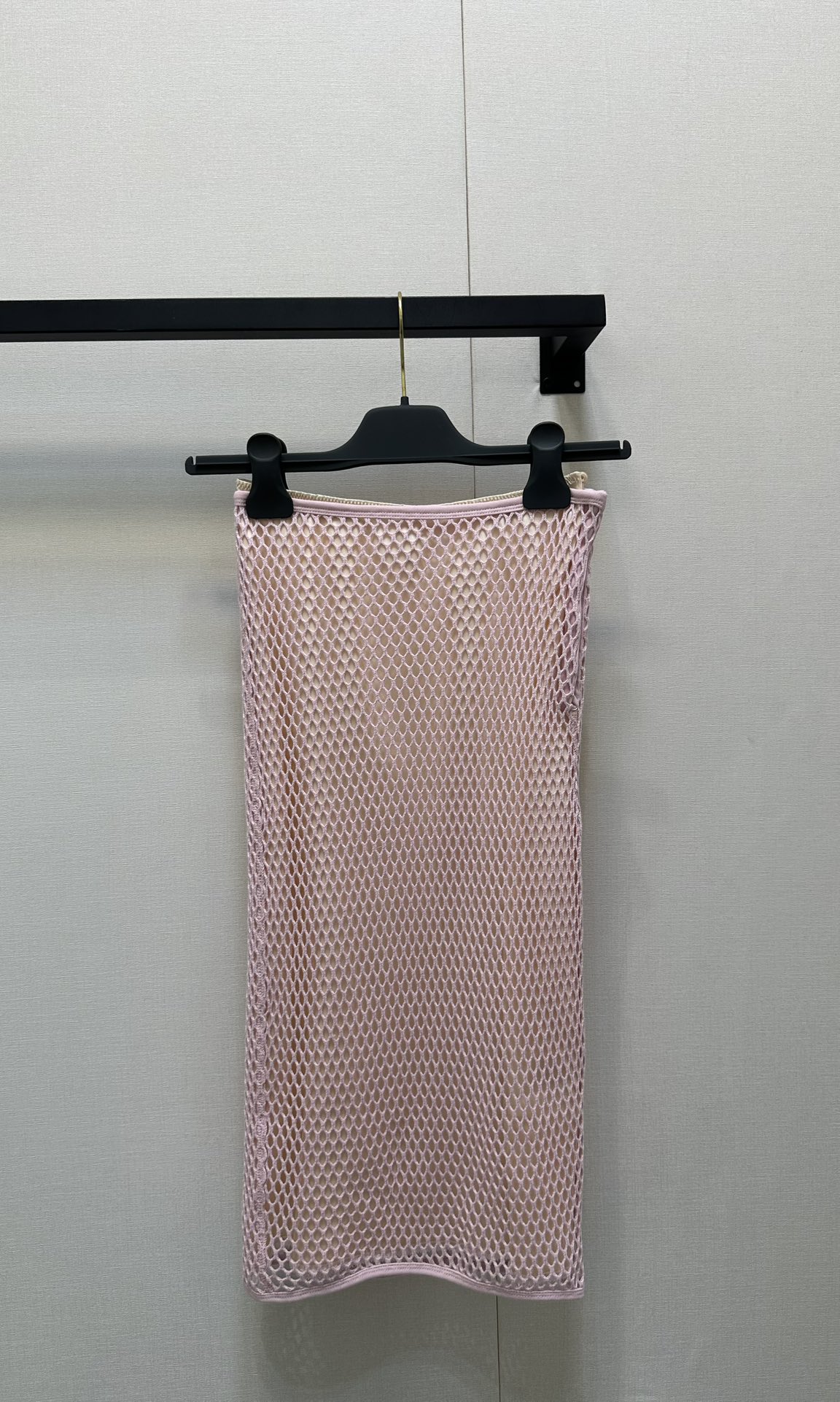 NO:335025,(Skirt) 25Ss Spring and Summer New Style, Grid Hollow Two-Piece Skirt Original Development!  High-end production!  The main color of pink and apricot color blends with the gentle spring style. The exquisite texture shows ingenuity, and the simple design shows casualness and freedom. Whether you are walking on the street or going to a small gathering, you can easily attract attention with a unique style and interpret a unique fashion attitude. 2 colors Spot SML large-scale real shots, skirts, alexander wang19860909（半裙） 25Ss春夏新款 网格镂空两件装半身裙 原版开发！高版出品！粉调主色搭配杏色内搭与春日温柔融合.精致纹理彰显匠心,简约设计展露随性洒脱.无论是漫步街头还是赴约小聚,都能以独特格调轻松吸睛,诠释别样时尚态度.2色 现货 SML大货实拍,,skirts,alexander wang,Women's clothing