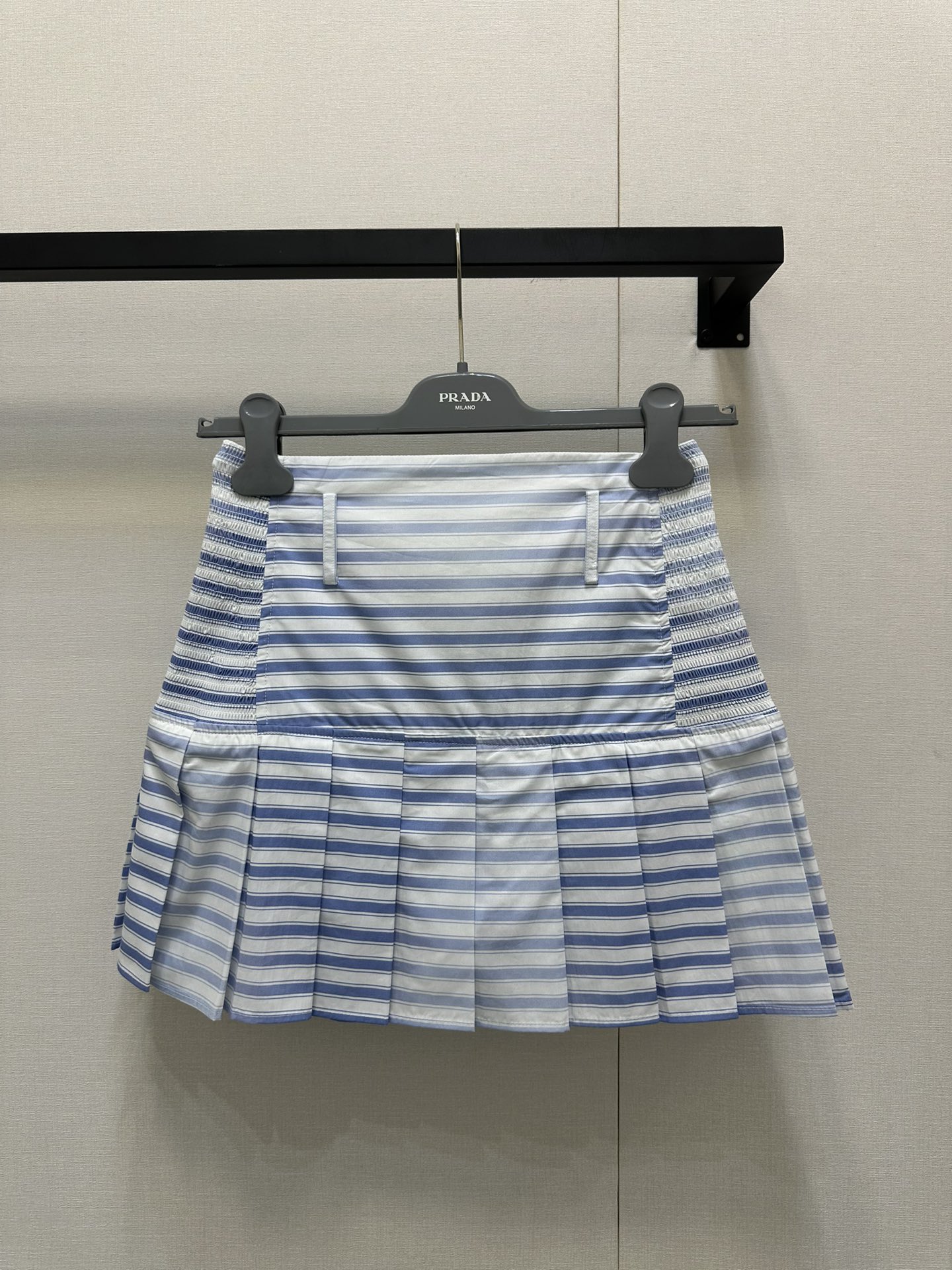 NO:335453,(Short Skirt) Prad* 25Ss Spring and Summer New Style Drawstring Striped Shirt Striped Short Skirt Original Developed!  High-end production!  Positioning printing materials are large, contrasting stripes gradient color fixed dyeing printing Complex process, fine workmanship, lightweight, comfortable and breathable Gradient dyeing Add a sense of styling layering, create a casual and relaxed outfit, and adjust a variety of skirt hem shapes with drawstrings to meet various needs for commuting and dates. The iconic triangle logo embellishment of the back waist demonstrates the brand tone. The development of surface accessories, umbrella skirt style tailoring, extremely tolerant to the figure, can be matched with the same series, complete sets of outfits are more playful and age-reducing. SML large-scale real shots, prada, skirts, shirts, alexander wang19860909（短裙） Prad* 25Ss春夏新款 抽绳条纹衬衫条纹短裙原版开发！高版出品！定位印花用料大,撞色条纹渐变色定染印花 工艺复杂 做工精细轻薄舒适透气 渐变定染色 增添造型层次感 打造休闲松弛感穿搭 配合抽绳松紧调节出多种裙摆造型 满足通勤约会多种需求 后腰标志性三角徽标点缀 彰显品牌调性 面辅料开发 伞状半身裙版型剪裁 对身材包容度极高 可搭配同系列款 成套穿搭更显俏皮减龄 现货 SML大货实拍,,prada,skirts,shirts,alexander wang,Women's clothing