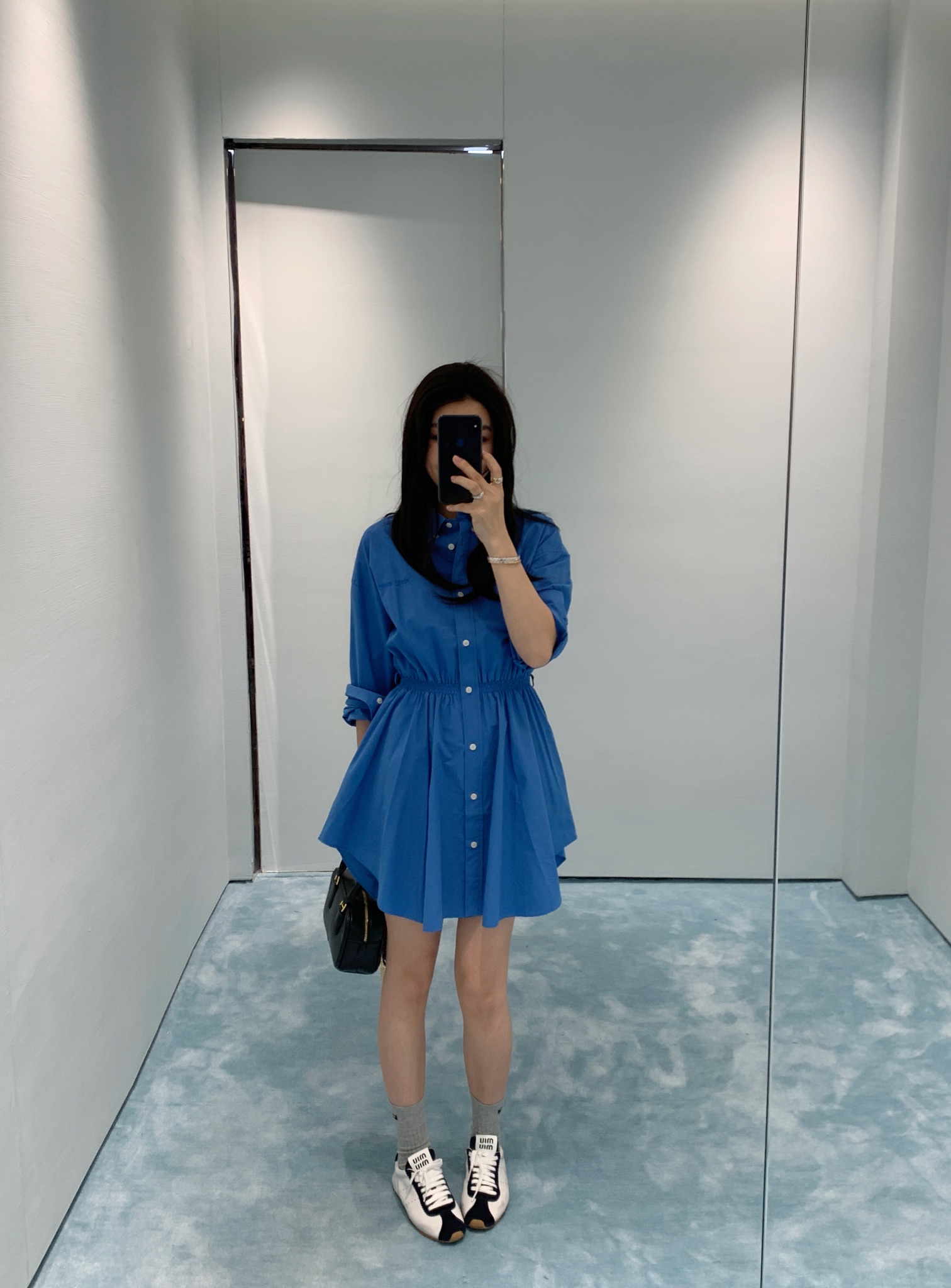 NO:333680,Miumi*2025 new dress, customized YB sunscreen fabric is breathable, comfortable and skin-friendly, lapel open button dress, waist blocking design, weighty skirt hem is extremely tolerant to the figure, use elastic waist envelope to decorate, fit the curve to outline the waist, and create an intellectual and elegant outfit with a good proportion of top and bottom length. The chest pocket is embellished with the iconic letter logo to enhance the brand style, meet the various needs of commuting and dating, and the outfit is more age-reducing and playful. Customized face accessories, accurate version, high version,,miumiu, skirts,alexander wang19860909Miumi*2025新品连衣裙,定制YB防晒面料质感透气 舒适亲肤 翻领开扣连衣裙 腰部打拦设计 分量感十足的裙摆对身材包容度极高 利用弹力腰封装饰 贴合曲线勾勒腰身 同时打造上短下长好比例的知性优雅穿搭 胸前口袋点缀标志性字母徽标 提升品牌格调 满足通勤约会多种需求 穿搭更显减龄俏皮 定制面辅料 认准版本 高版本,,miumiu,skirts,alexander wang,Women's clothing