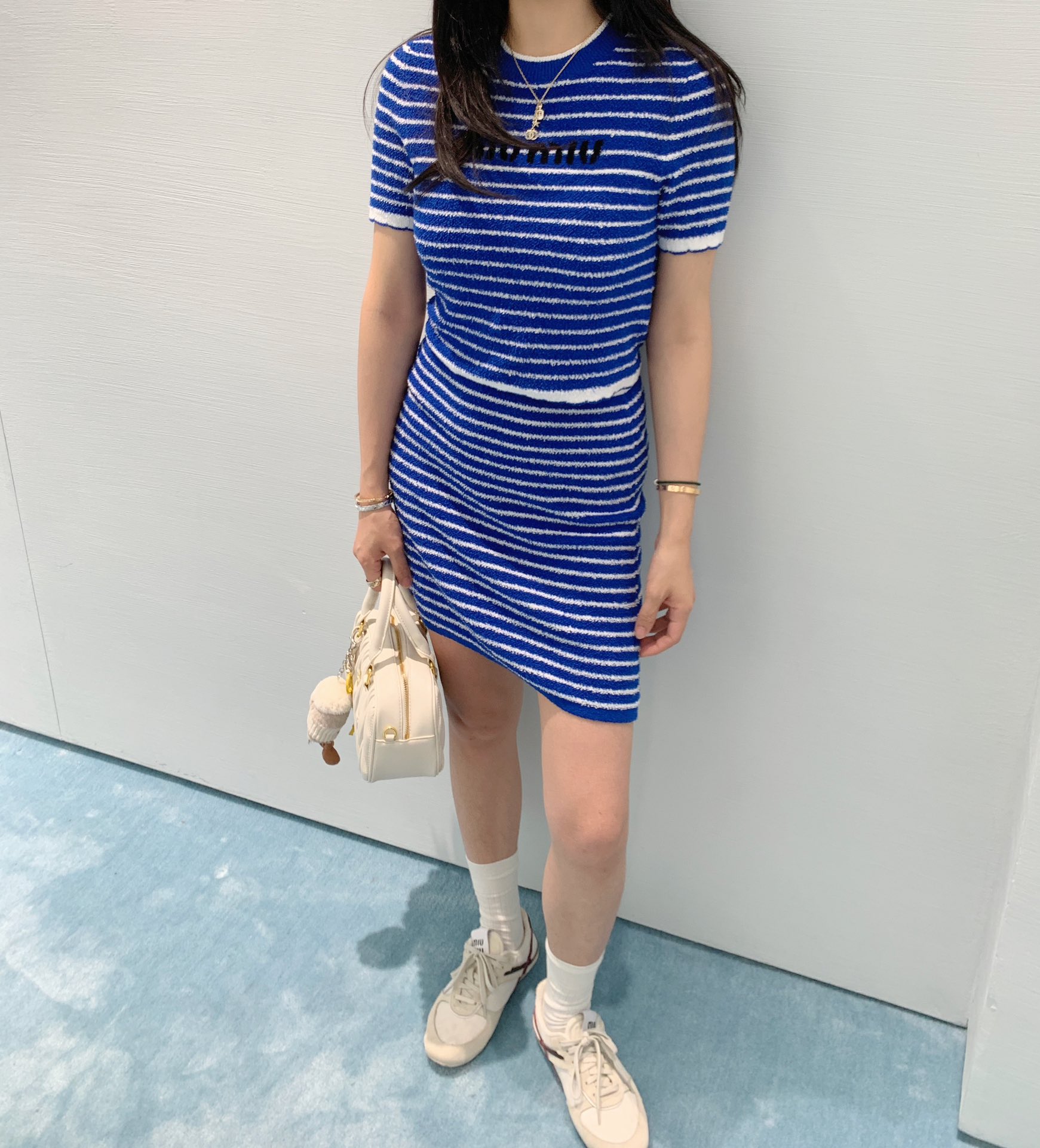 NO:333670,(Top) (Skirt) Miumi* newest striped knitted short-sleeved skirt Customized YB cotton yarn woven Soft and skin-friendly Comfortable and stylish Round neck short-sleeved style The neckline is appropriately exposed to the skin, beautify the proportion of the head and shoulders, and make the whole body blue and white stripes collide to create a sense of layering. The hem of the cuffs deepens the edge of the letter embroidered logo decoration on the chest. The retro style is strong. The short style highlights the figure. Playful and age-reducing it. Easy to control it on daily travel or easy to get together. Customized surface accessories. Accurate version. High-version,,miumiu, skirts, T-shirt, alexander wang19860909（上衣）（半裙） Miumi*新品条纹针织短袖半裙 定制YB棉纶纱线织造 柔软亲肤 舒适有型 圆领短袖版型 领口恰当露肤 美化头肩比例更显瘦 通体蓝白两色条纹碰撞形成层次感 袖口下摆波浪加深包边胸前字母刺绣徽标装饰 复古风格强烈 短款版型突显身材 俏皮减龄显白 日常出行或轻松聚会轻松驾驭 定制面辅料 认准版本 高版本,,miumiu,skirts,T-shirt,alexander wang,Women's clothing