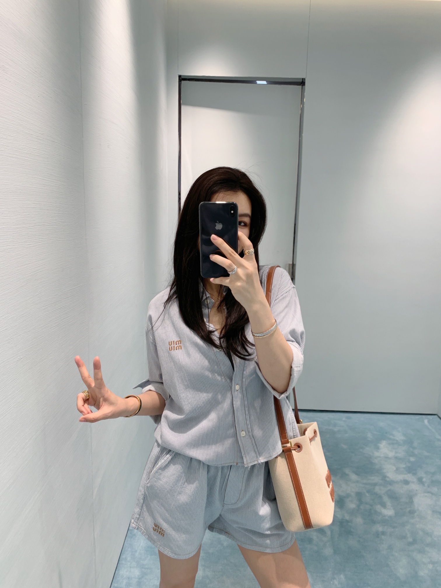 NO:333678,Shirt Shorts Miumi* 25Ss Spring and Summer New Style Light Washed Striped Denim Short Shirt   Shorts Original Development High-Premium Production!  The burr wash process is absolutely amazing!  The brown embroidered letter logo is low-key and luxurious, the original customized colored woven stripes imported washing cowboy has a soft and delicate texture. The loose and short style makes the upper body look slim!  It is sweet and salty, and has a girlish style that reduces age. It is versatile and not picky!  Workmanship quality depends on details. Spot SML, miumiu, shorts,shirts,alexander wang19860909衬衫 短裤 Miumi* 25Ss春夏新款 浅色水洗条纹牛仔短款衬衫 短裤 原版开发 高版出品！毛边洗水工艺绝绝子！棕色刺绣字母logo低调奢华,原版定制色织条纹进口洗水牛仔柔软细腻质感超赞.宽松小短款版型上身巨显瘦！可甜可盐气质减龄少女风百搭不挑人！做工品质看细节.现货 SML,,miumiu,shorts,shirts,alexander wang,Women's clothing