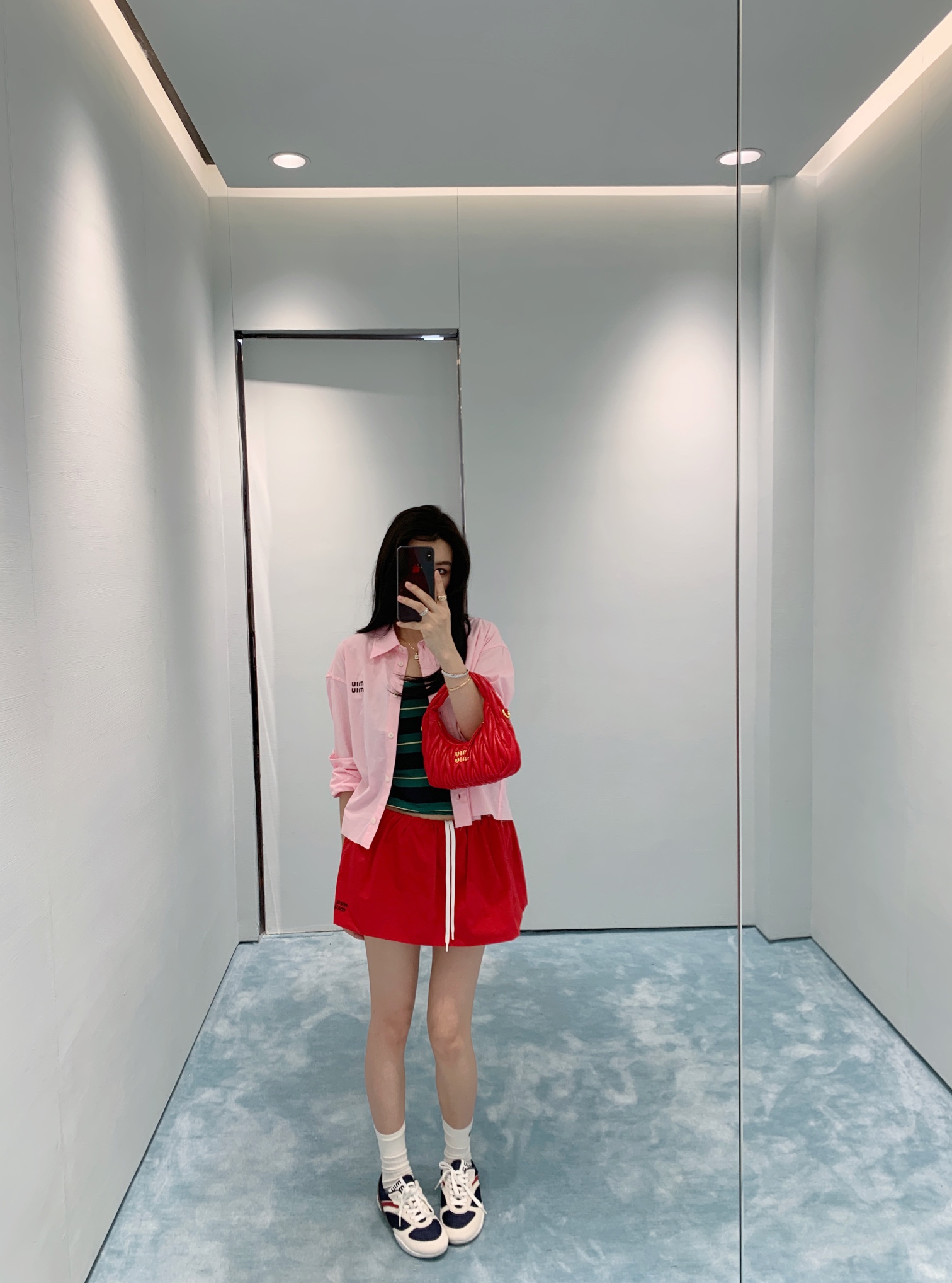 NO:333688,Miumi* 25Ss spring and summer new style intellectual simple style short shirt. Original development!  High-end production!  Customized cotton shirt fabric is light and comfortable!  Positioned embroidered letters are low-key and luxurious, and the classic short straight-cut style makes the upper body look slim!  It is sweet or salty and has a versatile temperament that is not picky!  Workmanship quality depends on details. Spot SML, miumiu,shirts,alexander wang19860909Miumi* 25Ss春夏新款 知性分子简约风短款衬衫.原版开发！高版出品！定制纯棉衬衫面料质感轻盈舒适！定位刺绣字母低调奢华,经典小短款直裁版型上身巨显瘦！可甜可盐气质百搭不挑人！做工品质看细节.现货 SML,,miumiu,shirts,alexander wang,Women's clothing