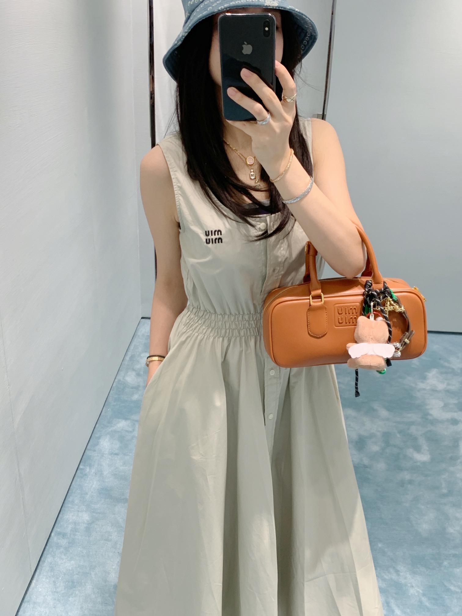 NO:333661,Miumi* newest dress, customized YB sunscreen fabric is breathable, comfortable and skin-friendly, U-neck open button dress, waist blocking design, full of weighty skirt hem is extremely tolerant to the figure, use elastic waist envelope to decorate, fit the curve to outline the waist, and create an intellectual and elegant outfit with a good proportion of top and bottom length. The chest pocket is embellished with the iconic letter logo to enhance the brand style, meet the various needs of commuting and dating, and the outfit is more age-reducing and playful. Customized face accessories, accurate version, high version,,miumiu, skirts,alexander wang19860909Miumi*新品连衣裙,定制YB防晒面料质感透气 舒适亲肤 U领开扣连衣裙 腰部打拦设计 分量感十足的裙摆对身材包容度极高 利用弹力腰封装饰 贴合曲线勾勒腰身 同时打造上短下长好比例的知性优雅穿搭 胸前口袋点缀标志性字母徽标 提升品牌格调 满足通勤约会多种需求 穿搭更显减龄俏皮 定制面辅料 认准版本 高版本,,miumiu,skirts,alexander wang,Women's clothing