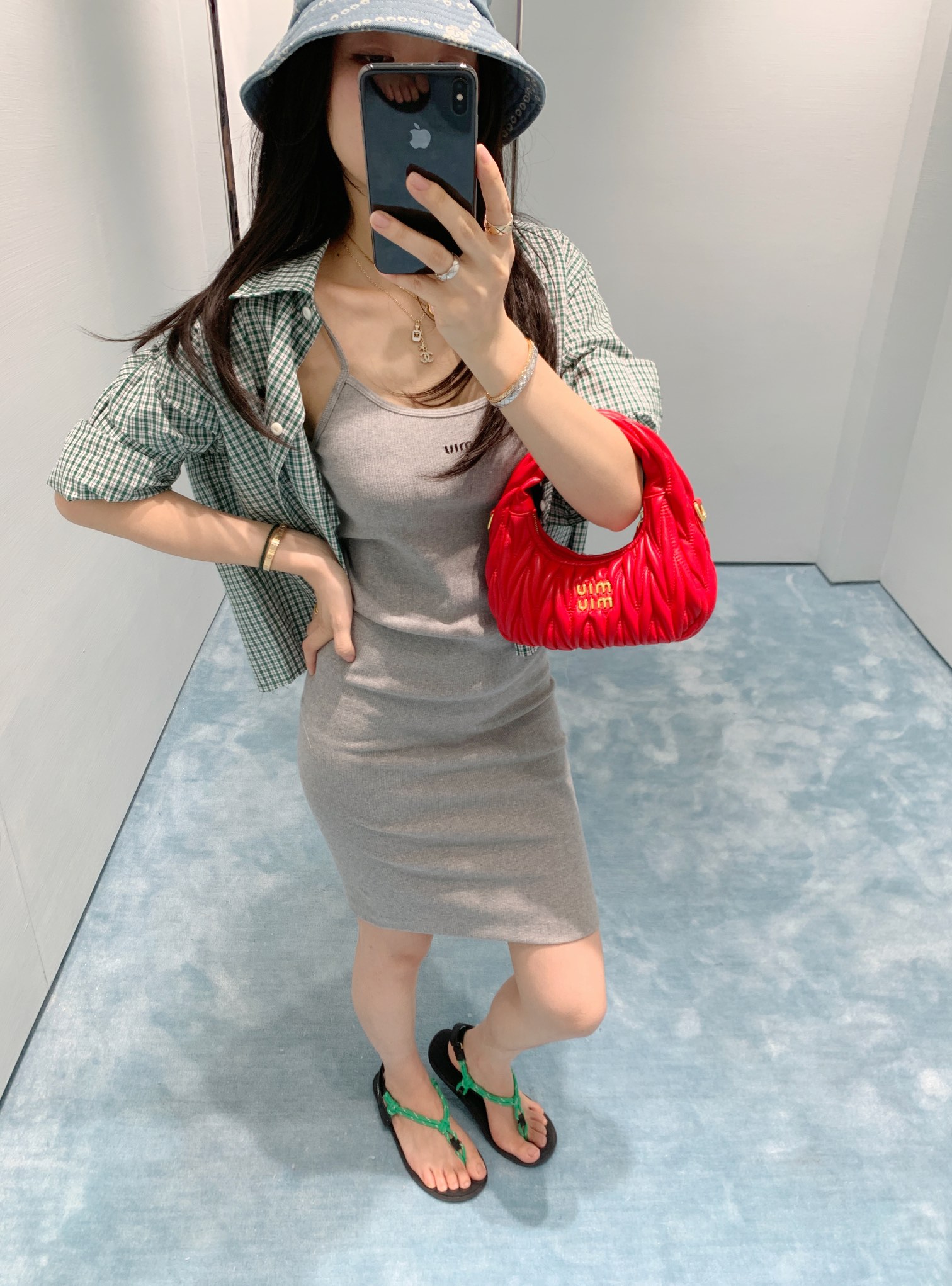 NO:333676,Miumi* 25Ss Spring and Summer New Style Green Check Lapel Short Long Sleeve Shirt. Original Developed!  High-end production!  Continue the miu accent, girls' group school style, yb custom plaid patterns, full style, cut in place, zero changes, and exquisite embroidery, the details and workmanship are in full. Spot SML,,miumiu,shirts,alexander wang19860909Miumi* 25Ss春夏新款 绿色格纹翻领短款长袖衬衫.原版开发！高版出品！继续miu腔调 女团学院风走起 yb定制的格子纹路 格调拉满 版型裁剪到位 零改动哦 还有精致的刺绣 细节做工品质全面到位.现货 SML,,miumiu,shirts,alexander wang,Women's clothing