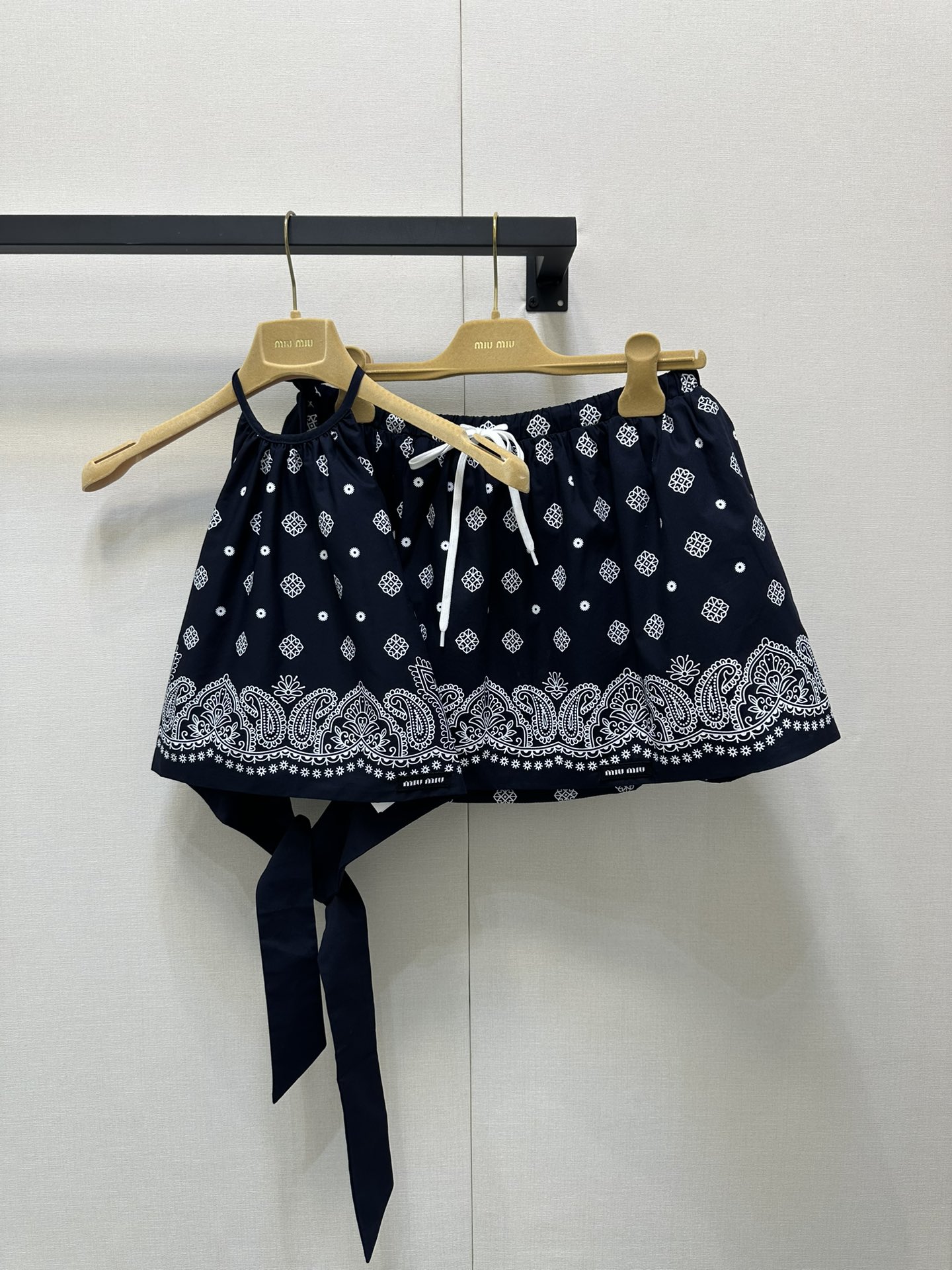 NO:335737,Miumi*2025 new printed chest wrap suspender skirt set Original development High-end production Silky and comfortable Breathable up Backless chest wrap suspender top Waistless design Exotic ethnic style printed patterns Resort style full Diamond pattern exquisite flowers Flush short skirt The same design echoes the iconic brand letter labels Show classic style Elastic rope design Comfortable wear A must-have for vacation and leisure 2 colors SML large-scale real shots, Miumiu, skirts, alexander wang19860909miumi*2025新品印花裹胸吊带短裙套装 原版开发 高版出品 丝滑舒适 透气up 露背裹胸吊带上衣 露腰设计 异域民族风情印花图案 度假风格拉满 菱形图案精美花卉 蓬松短裙 同样设计呼应 标志性品牌字母标签 彰显经典格调 松紧绳设计 穿着舒适 度假休闲必备穿搭 2色 SML大货实拍,,miumiu,skirts,alexander wang,Women's clothing