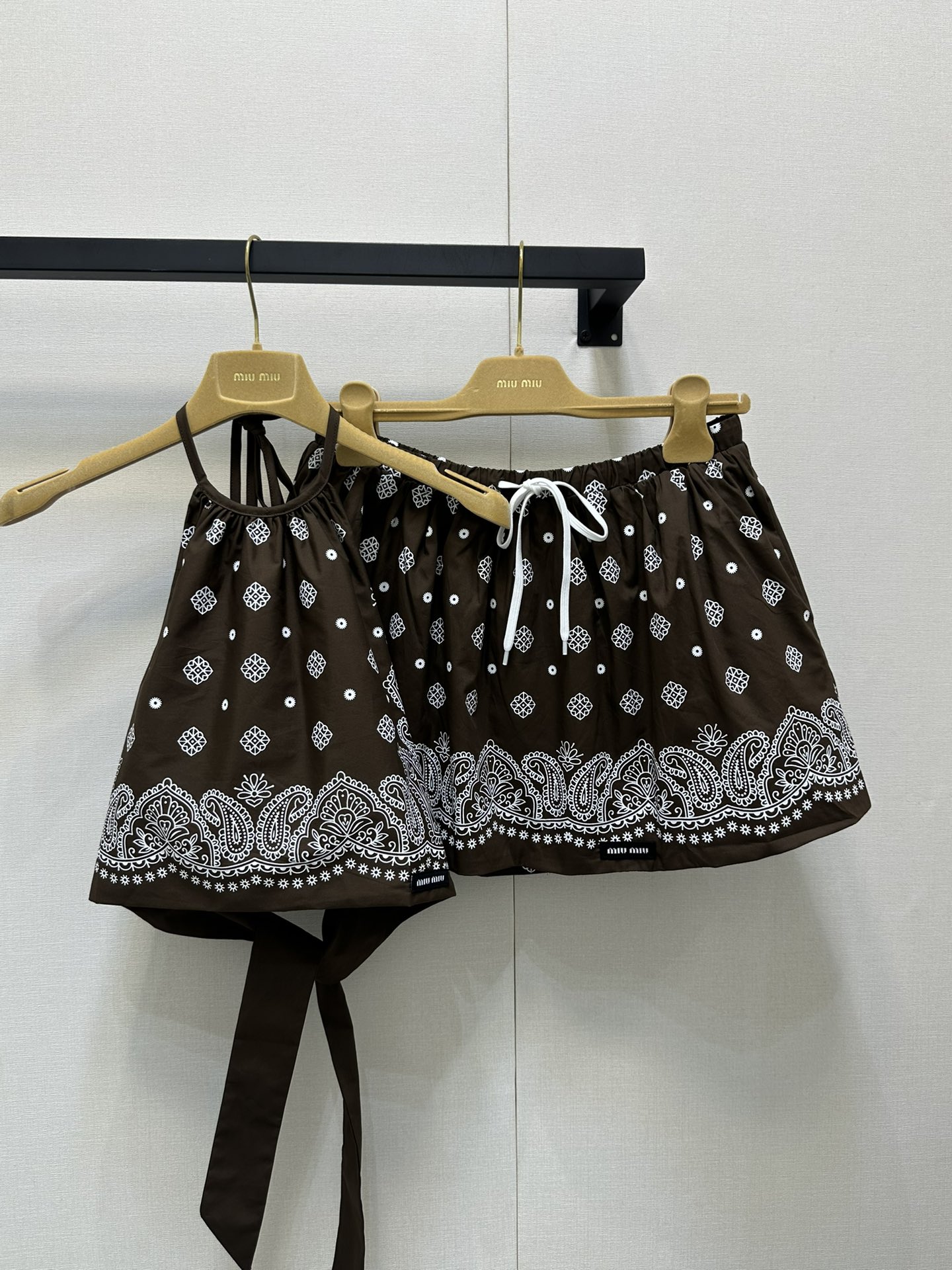 NO:335743,Miumi*2025 new printed chest wrap suspender skirt set Original development High-end production Silky and comfortable Breathable up Backless chest wrap suspender top Waistless design Exotic ethnic style printed patterns Resort style full Diamond pattern exquisite flowers Flush short skirt The same design echoes the iconic brand letter labels Show classic style Elastic rope design Comfortable wear A must-have for vacation and leisure 2 colors SML large-scale real shots, Miumiu, skirts, alexander wang19860909miumi*2025新品印花裹胸吊带短裙套装 原版开发 高版出品 丝滑舒适 透气up 露背裹胸吊带上衣 露腰设计 异域民族风情印花图案 度假风格拉满 菱形图案精美花卉 蓬松短裙 同样设计呼应 标志性品牌字母标签 彰显经典格调 松紧绳设计 穿着舒适 度假休闲必备穿搭 2色 SML大货实拍,,miumiu,skirts,alexander wang,Women's clothing