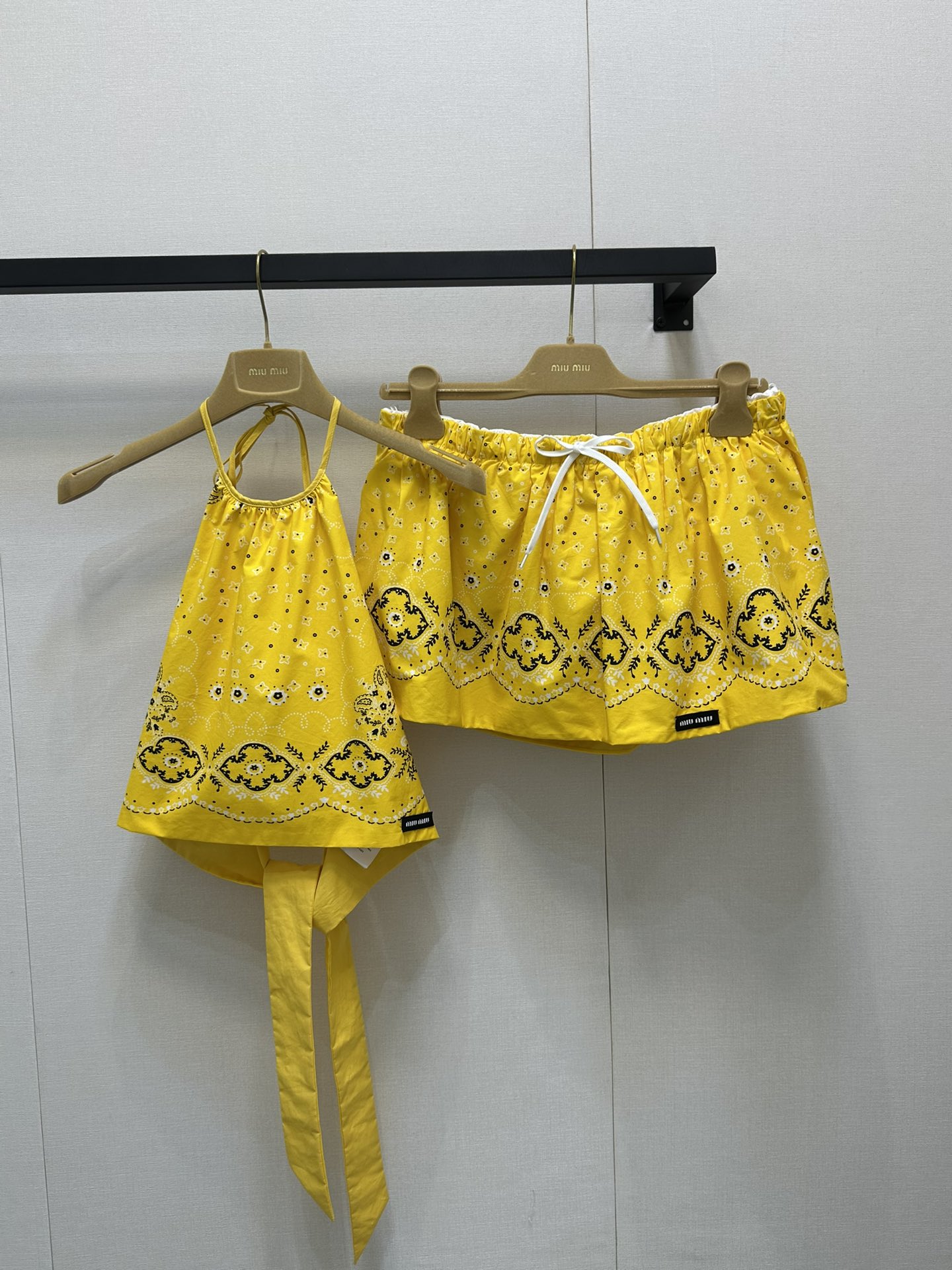 NO:335731,Miumi*2025 new printed chest wrap suspender skirt set original development High-end production Silky and comfortable Breathable up Back-wrapped chest wrap suspender tops Exotic ethnic style printed patterns Resort style full Diamond pattern exquisite flowers Flush mini skirts The same design echoes the iconic brand letter labels Show classic style Mini silhouette Lined exposed inner Elastic rope design Comfortable wear A must-have outfit for vacation and leisure SML large-scale real shots, Miumiu, skirts, alexander wang19860909miumi*2025新品印花裹胸吊带短裙套装原版开发 高版出品 丝滑舒适 透气up 露背裹胸吊带上衣 露腰设计 异域民族风情印花图案 度假风格拉满 菱形图案精美花卉 蓬松迷你短裙 同样设计呼应 标志性品牌字母标签 彰显经典格调 迷你廓形 带衬走光内里 松紧绳设计 穿着舒适 度假休闲必备穿搭 SML大货实拍,,miumiu,skirts,alexander wang,Women's clothing