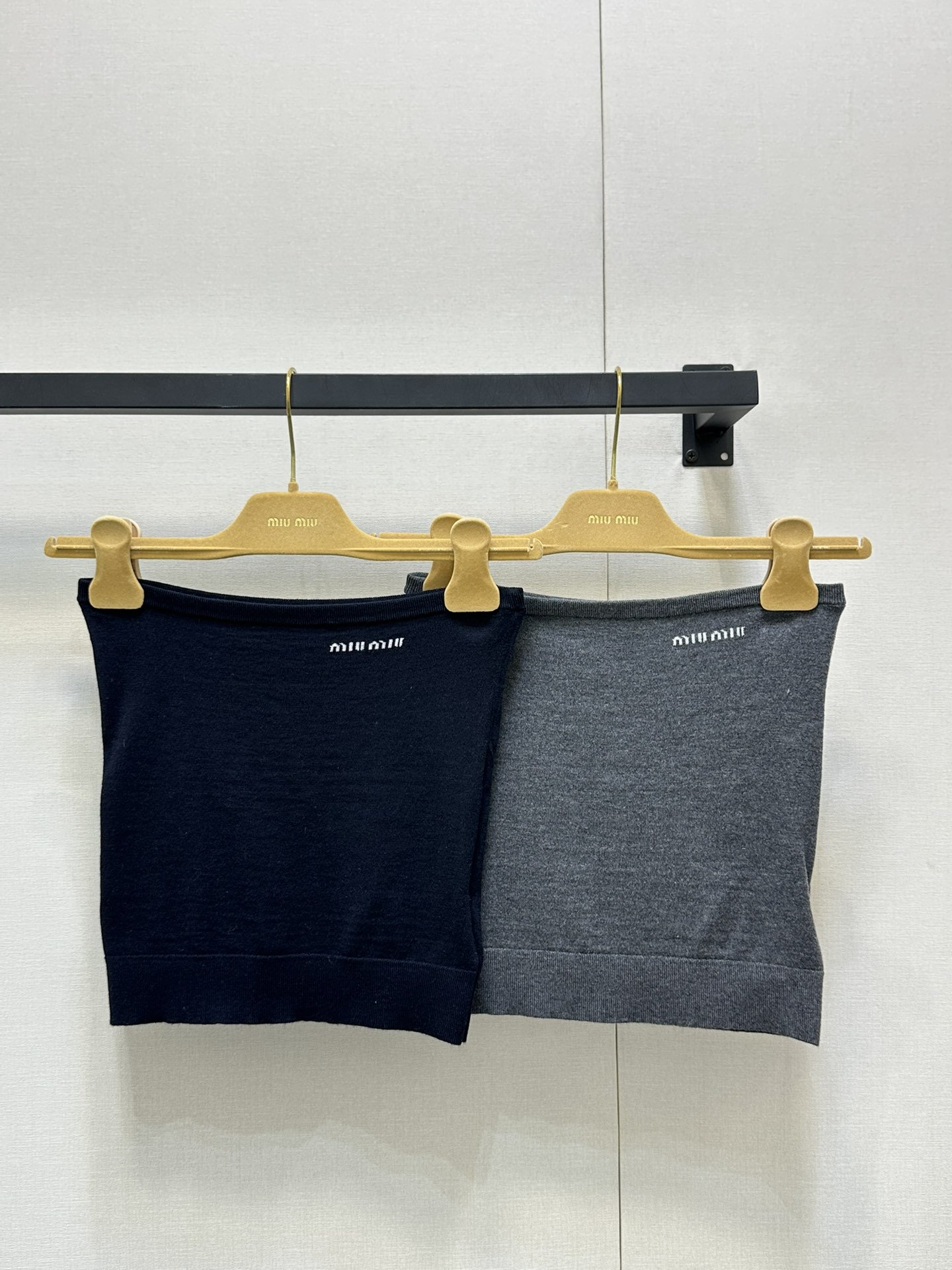 NO:335725,Miumi* 25Ss Spring and Summer New Short Strap Vest. Original Developed!  High-end production!  Premium gray color matching letter logo embellishment high-end fashionable and fashionable wool knitted fabric light and comfortable elastic slim fit style upper body slim and versatile sexy and sweet style 2 colors spot SML large-scale real shots, miumiu, alexander wang19860909Miumi* 25Ss春夏新款 短款抹胸背心.原版开发！高版出品！高级灰配色 字母logo图案点缀 高级时髦洋气 羊毛针织面料 轻薄舒适 弹力修身版型 上身显瘦又百搭 性感甜辣风 2色 现货 SML大货实拍,,miumiu,alexander wang,Women's clothing