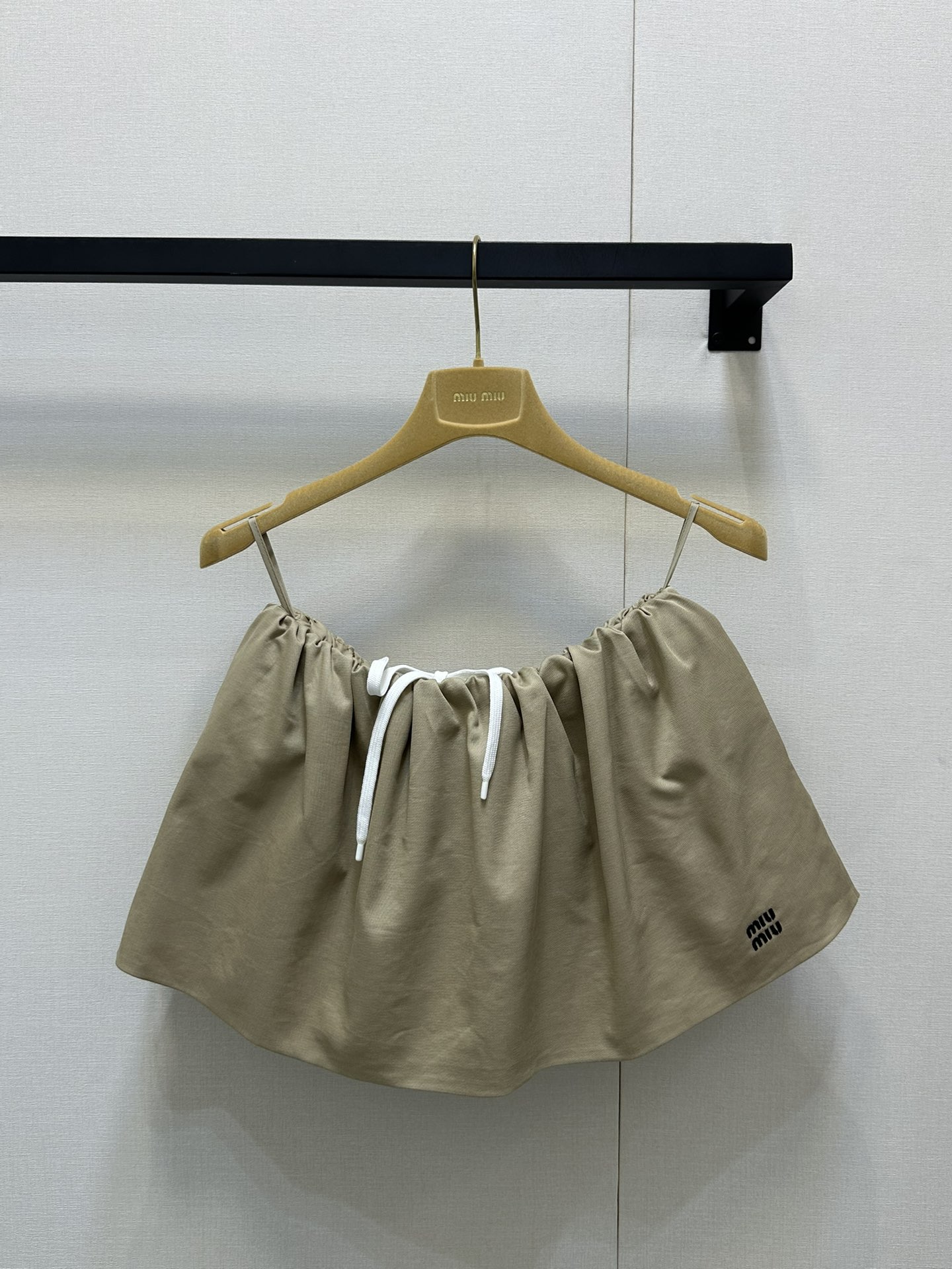 NO:335052,Miumi* 25Ss spring and summer new style, intellectual style flower buds fluffy miniskirt. Original development!  High-end production!  Custom imported shirt fabric is quite wide and stylish. Double-layer craft briefs design, drawstring elastic waist style is amazing!  Retro style sweet girl outfit!  The embroidered letter logo is low-key and luxurious!  Sweet and salty workmanship quality depends on details. 3 colors SML large-scale real shots, miumiu, skirts, shirts, alexander wang19860909Miumi* 25Ss春夏新款 知识分子风花苞蓬蓬超短半裙.原版开发！高版出品！定制进口衬衫面料挺阔有型.双层工艺三角内裤设计,抽绳松紧腰版型上身绝绝子！复古风甜妹穿搭！刺绣字母logo低调奢华！可甜可盐做工品质看细节.3色 现货 SML大货实拍,,miumiu,skirts,shirts,alexander wang,Women's clothing