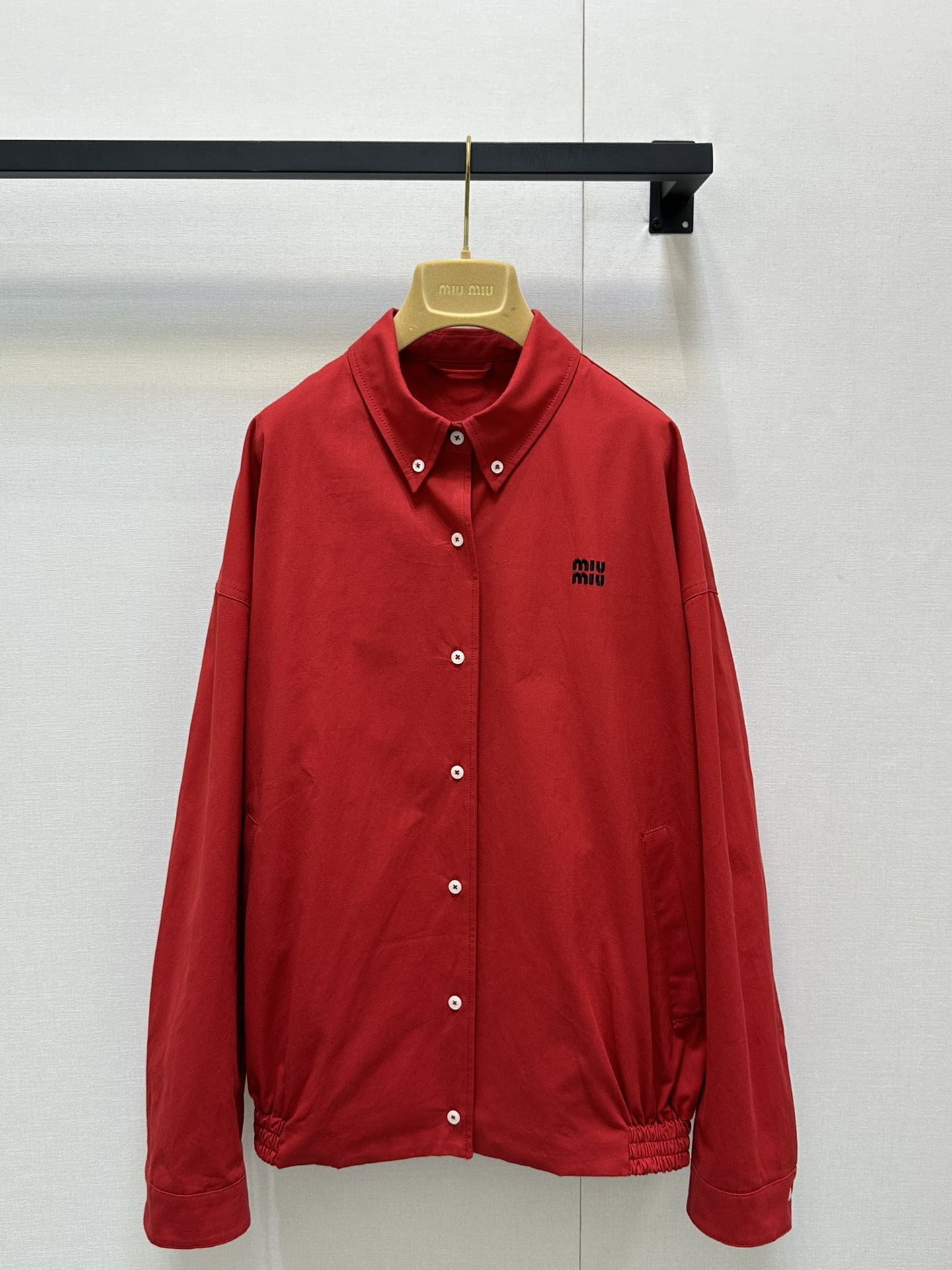 NO:335448,Miumi* 25Ss Spring and Summer New Intellectual Jacket Silhouette Jacket. Original Developed!  High-end production!  The double-layer fabric has three-dimensional and stylish craftsmanship, the positioning embroidered letter logo embellishes simple, atmospheric, low-key and luxurious, and the imported cotton poplin shirt fabric has a super texture. The loose and casual tailoring style is versatile and not picky about people. It is a must-have for a sweet and cool girl's wardrobe. You can see the quality of workmanship and keep it yourself!  Same style for men and women Spot SML large-scale real shots, miumiu, jackets & coats, jackets & coats,shirts,alexander wang19860909Miumi* 25Ss春夏新款 知识分子夹克廓形外套.原版开发！高版出品！双层面布工艺立体有型,定位刺绣字母logo点缀简约大气低调奢华,进口棉府绸衬衫面料质感超赞.宽松休闲剪裁版型百搭不挑人,甜酷风时髦少女衣橱必备.做工品质自己看.强烈自留款！男女同款 现货 SML大货实拍,,miumiu,jackets & coats,jackets & coats,shirts,alexander wang,Women's clothing