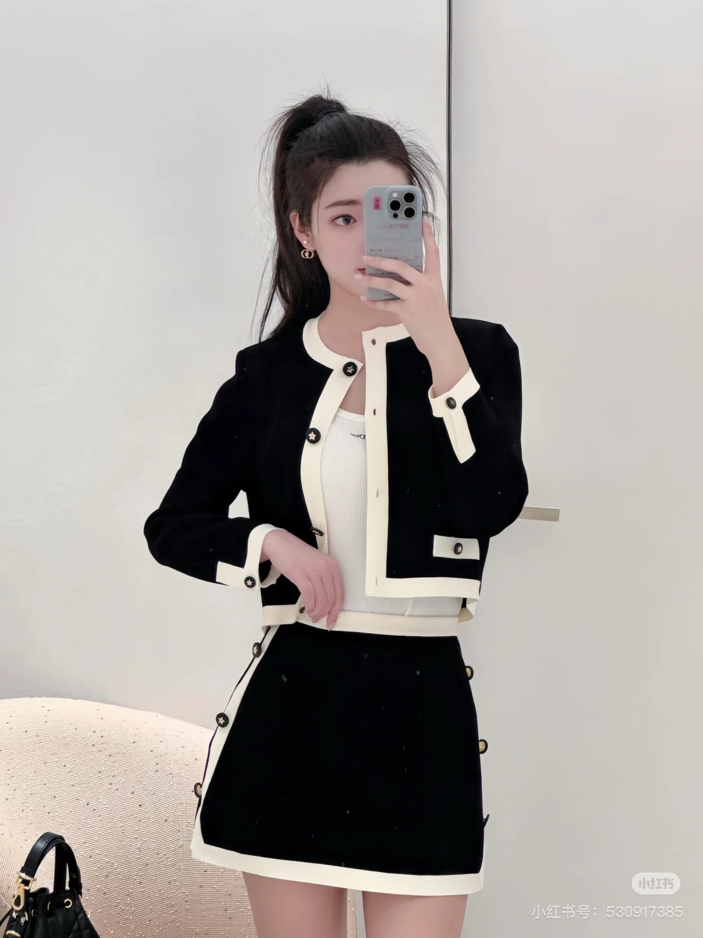 NO:333706,(Coat) (Skirt) Dior25new side five-pointed star button color-blocked skirt short jacket with black and white contrasting color design, side five-pointed star buttons show the brand's high-end style~ Exclusive customized imported yb knitted cotton material, the buttons on both sides have brand logo and five-pointed star logo, high-end and textured!  It is a relaxed and comfortable style for random matching. SML recommended for stock, dior, skirts, jackets & coats, alexander wang19860909（外套）（半裙） Dior25new 侧边五角星扣拼色半裙短款外套 黑白撞色设计,侧边五角星扣子彰显品牌高端风范～ 独家定制进口yb针织棉材质,两侧扣子带有品牌logo与五角星标志,高级有质感！随意搭配都是轻松自在的风格,现货 SML 推荐一套入,,dior,skirts,jackets & coats,alexander wang,Women's clothing