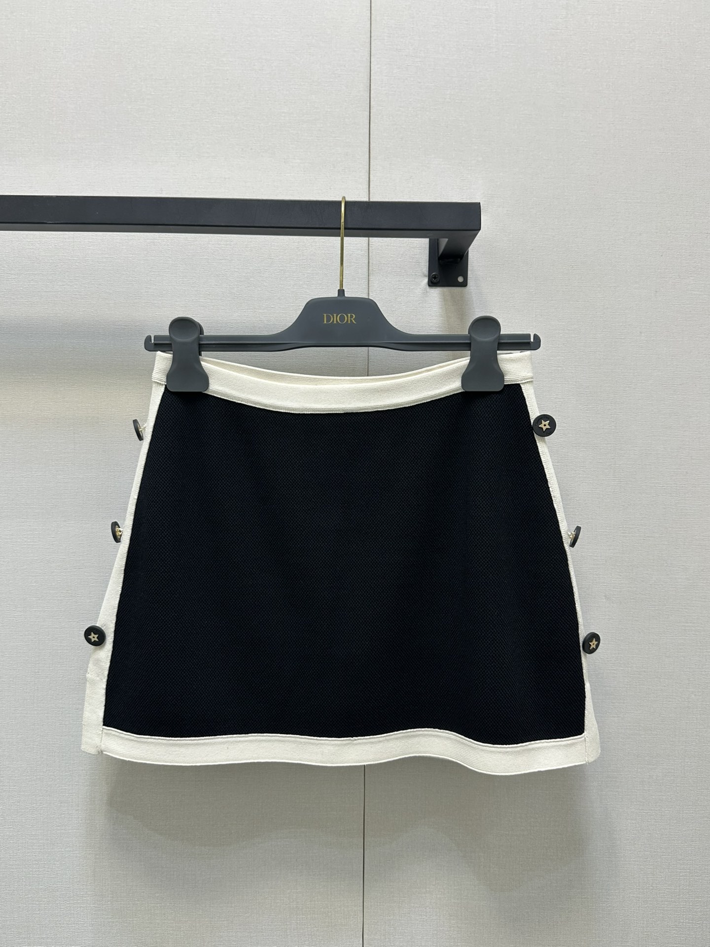 NO:333703,(Skirt) Dior25new side five-pointed star button color-blocked skirt short jacket with black and white contrasting color design, side five-pointed star buttons show the brand's high-end style~ Exclusive customized imported yb knitted cotton material, the buttons on both sides have brand logo and five-pointed star logo, high-end and textured!  The casual matching is a relaxed and comfortable style, spot SML recommends a set of real shots for large-scale products, dior, skirts, jackets & coats, alexander wang19860909（半裙） Dior25new 侧边五角星扣拼色半裙短款外套 黑白撞色设计,侧边五角星扣子彰显品牌高端风范～ 独家定制进口yb针织棉材质,两侧扣子带有品牌logo与五角星标志,高级有质感！随意搭配都是轻松自在的风格,现货 SML 推荐一套入大货实拍,,dior,skirts,jackets & coats,alexander wang,Women's clothing