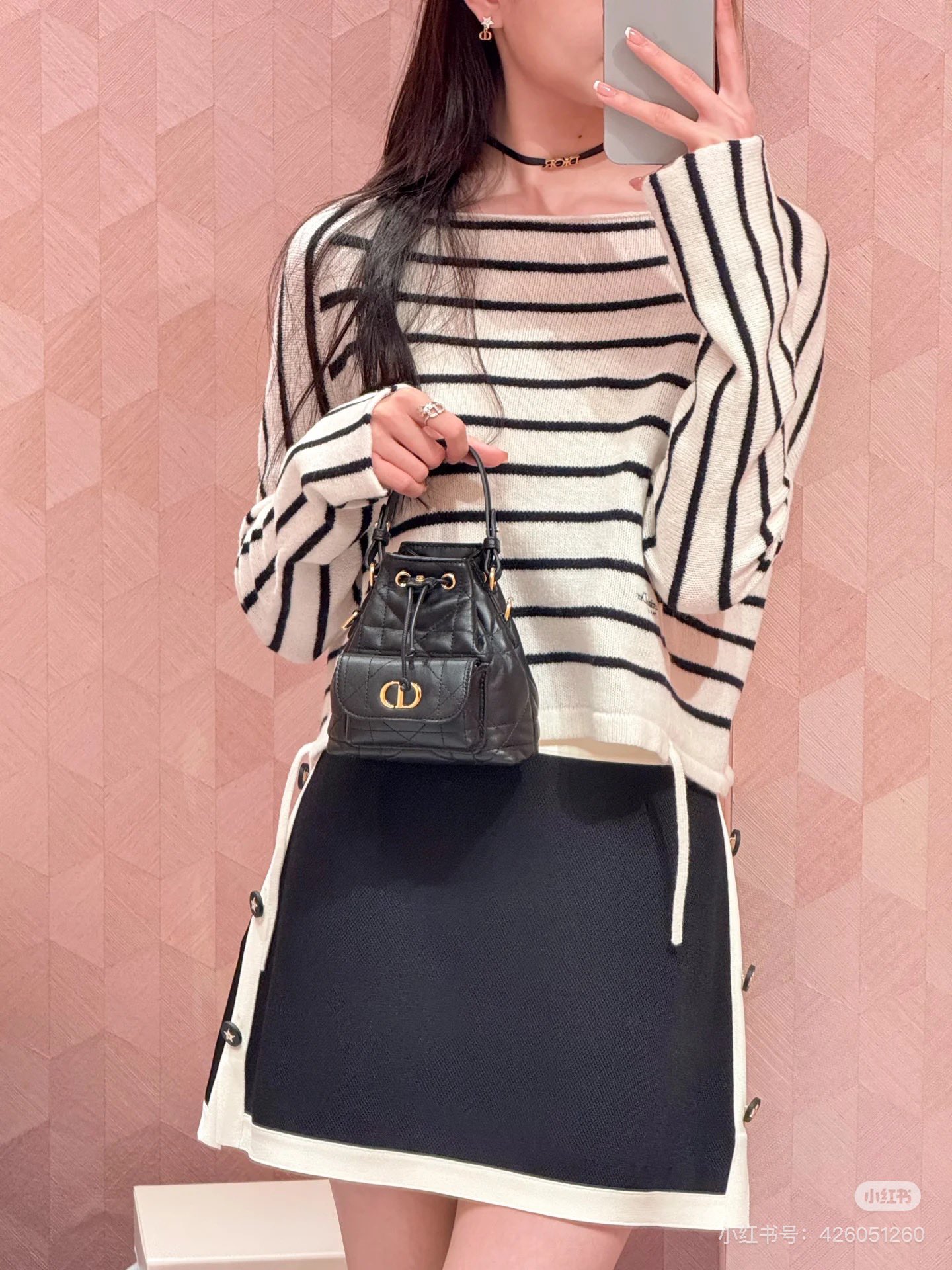 NO:421827,(Skirt) Dior25new side five-pointed star button color-blocked skirt short jacket with black and white contrasting color design, side five-pointed star buttons show the brand's high-end style~ Exclusive customized imported yb knitted cotton material, the buttons on both sides have brand logo and five-pointed star logo, high-end and textured!  It is a relaxed and comfortable style for random matching. SML recommended for stock, dior, skirts, jackets & coats, alexander wang19860909（半裙） Dior25new 侧边五角星扣拼色半裙短款外套 黑白撞色设计,侧边五角星扣子彰显品牌高端风范～ 独家定制进口yb针织棉材质,两侧扣子带有品牌logo与五角星标志,高级有质感！随意搭配都是轻松自在的风格,现货 SML 推荐一套入,,dior,skirts,jackets & coats,alexander wang,Women's clothing