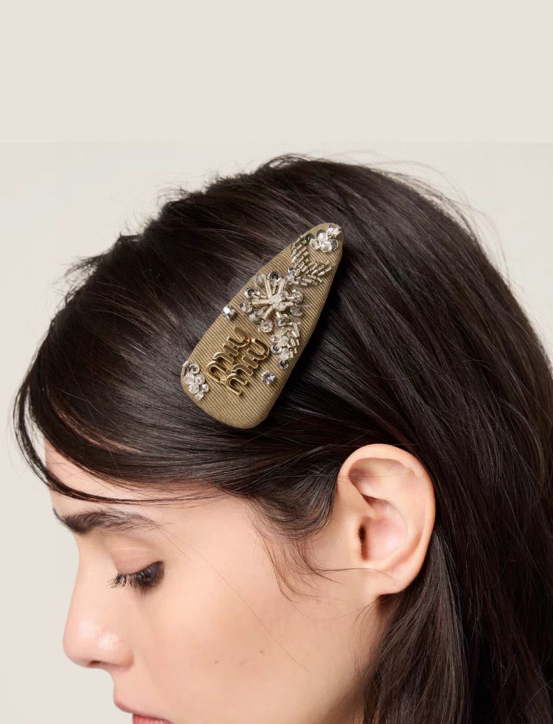 NO:335446,Miu jewelry Hairpins Heavy Industry Crystal Glass Diamond Pure Hand-sewn (with Box) Large Goods Real Shot 2 Colors, Miumiu, Hairpins, Alexander Wang19860909Miu饰品 发夹 重工款 水晶玻璃钻纯手工缝制（配盒子）大货实拍 2色,,miumiu,hairpins,alexander wang,Women's clothing