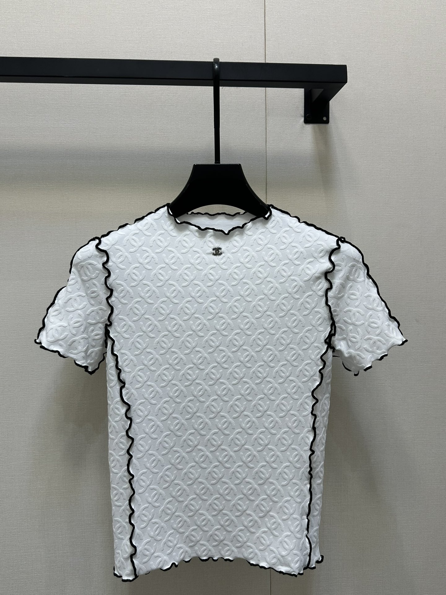 NO:335442,Chane*2025 new product stand collar lace slim short sleeves Original development High-end product Delicate texture Soft and comfortable Stand collar short sleeves Cut Black and white contrasting colors outline the lace contour of the fungus Add exquisite tone Full-dimensional three-dimensional double C texture Matched with elastic characteristics Make the body look slimmer The chest is decorated with a double C logo to show brand tone Versatile styles that do not pick the age skin tone Match skirts and pants to match with age-reducing fashionable and fashionable style SML large-scale real shots, chanel, skirts, T-shirt, alexander wang19860909Chane*2025新品立领花边修身短袖 原版开发 高版出品 细腻肌理 柔软舒适 立领短袖裁剪 黑白撞色勾勒木耳花边轮廓线 增添精致调性 通体立体双C纹理 搭配弹性十足的特性 贴合身型更显瘦 胸前饰以双C徽标装饰 展示品牌调性 百搭款式不挑年龄肤色 搭配裙装裤装 适配减龄时髦洋气风格 SML大货实拍,,chanel,skirts,T-shirt,alexander wang,Women's clothing