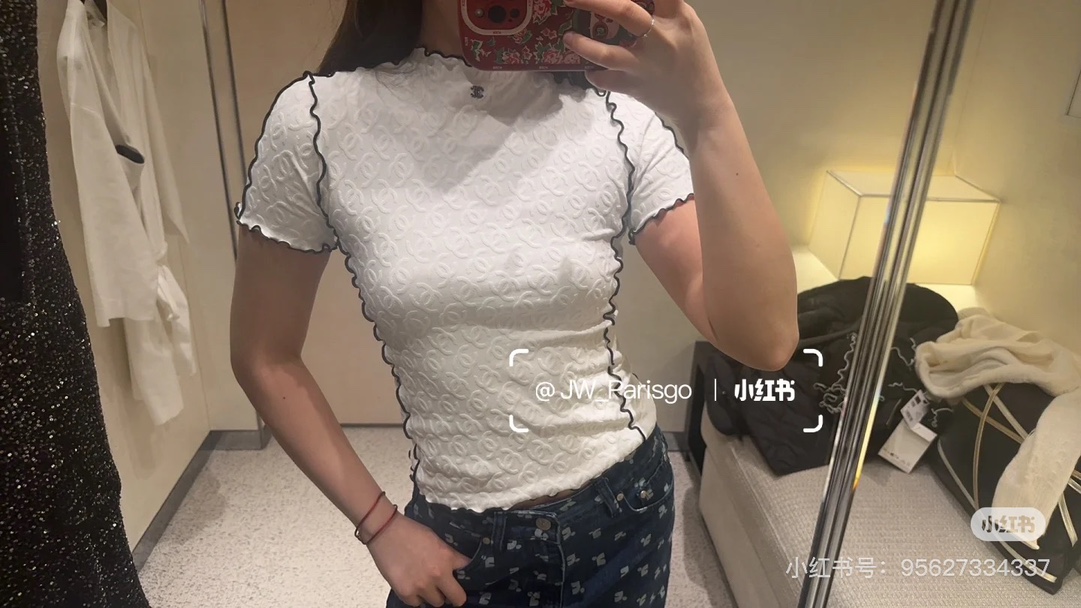 NO:335445,Chane*2025 new product stand collar lace slim short sleeves Original development High-end production Delicate texture Soft and comfortable Stand collar short sleeves Cut Black and white contrasting colors outline the lace contour of the fungus Add exquisite tone Full-dimensional three-dimensional double C texture Matched with elastic characteristics Make the body look slimmer The chest is decorated with a double C logo to show brand tone Versatile styles that do not pick the age skin tone Match with skirts and pants Adapt to a fashionable and fashionable style SML, chanel, skirts, T-shirt, alexander wang19860909Chane*2025新品立领花边修身短袖 原版开发 高版出品 细腻肌理 柔软舒适 立领短袖裁剪 黑白撞色勾勒木耳花边轮廓线 增添精致调性 通体立体双C纹理 搭配弹性十足的特性 贴合身型更显瘦 胸前饰以双C徽标装饰 展示品牌调性 百搭款式不挑年龄肤色 搭配裙装裤装 适配减龄时髦洋气风格 SML,,chanel,skirts,T-shirt,alexander wang,Women's clothing