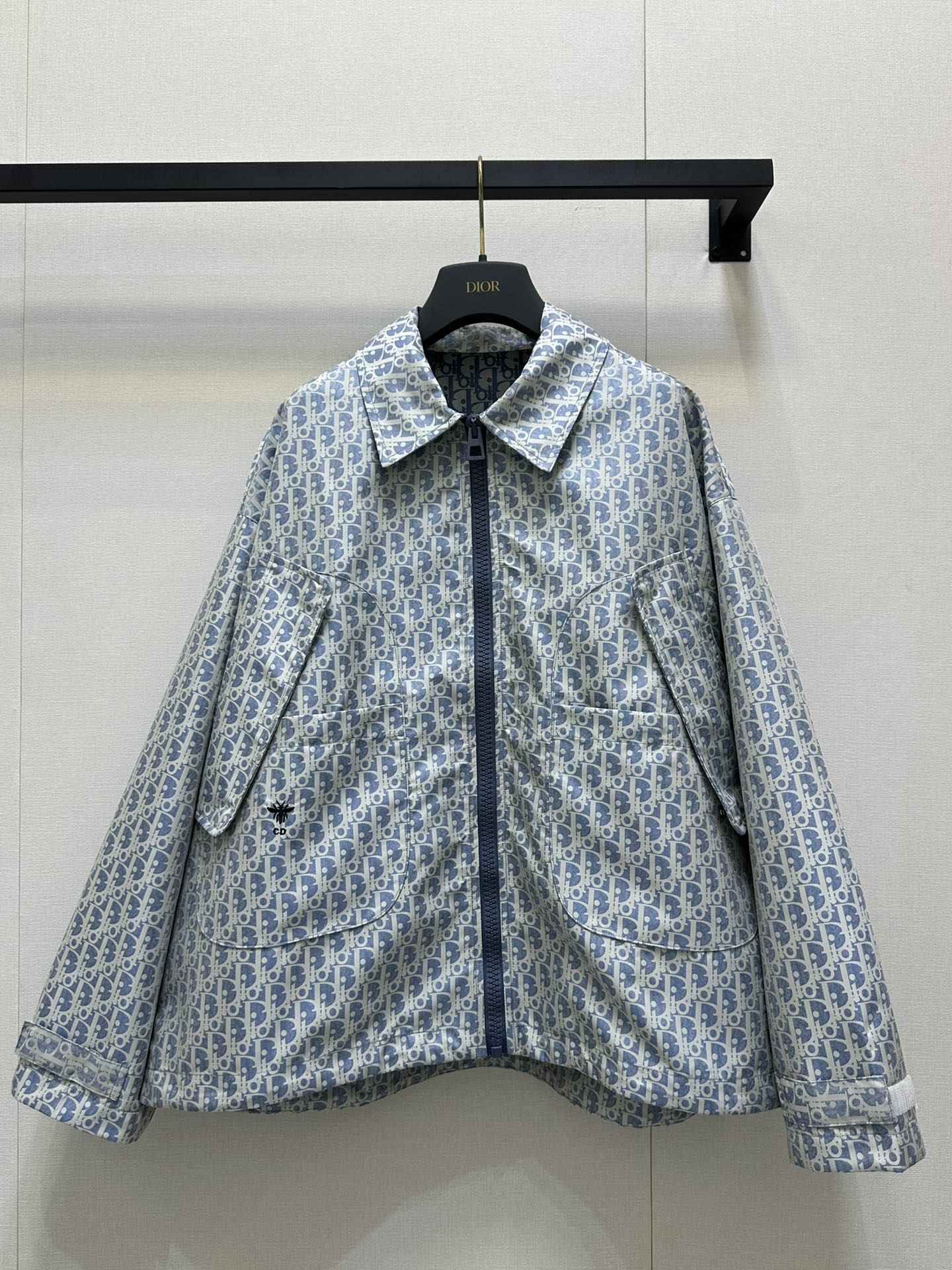 NO:333756,(Coat) Dio*2025 new jacquard jacket Original development High-end production Imported jacquard material Clever and stylish Full texture Lapel charge jacket One-piece skirt suit The whole body is highlighted by large-area brand logo jacquard, high-end positioning with bee CD mark, symmetrical silhouette flip pocket on the waist, Velcro design on the cuff, portable and practical to increase the sense of layering, the same series of skirts are decorated with one-piece skirts on the front, connected by silver buckle, the whole set shows a good proportion of long legs, outstanding and fashionable, a must-have fashion outfit for daily casual and leisure vacation, SML large-scale real shot, dior, skirts, jackets & coats, alexander wang19860909（外套）Dio*2025新品提花冲锋外套 原版开发 高版出品 进口提花冲锋材质 挺括有型 质感十足 翻领冲锋外套一片式裙裤套装 通体以大面积品牌徽标提花为亮点 配合蜜蜂CD标彰显高端定位 腰侧对称廓形翻盖口袋 配合袖口魔术贴设计 便携实用增加层次感 同系列裙裤正面加饰一片式裙面 以按卡银扣作连接 成套上身穿出长腿好比例 出彩时髦 日常休闲度假必备时尚穿搭 SML大货实拍,,dior,skirts,jackets & coats,alexander wang,Women's clothing