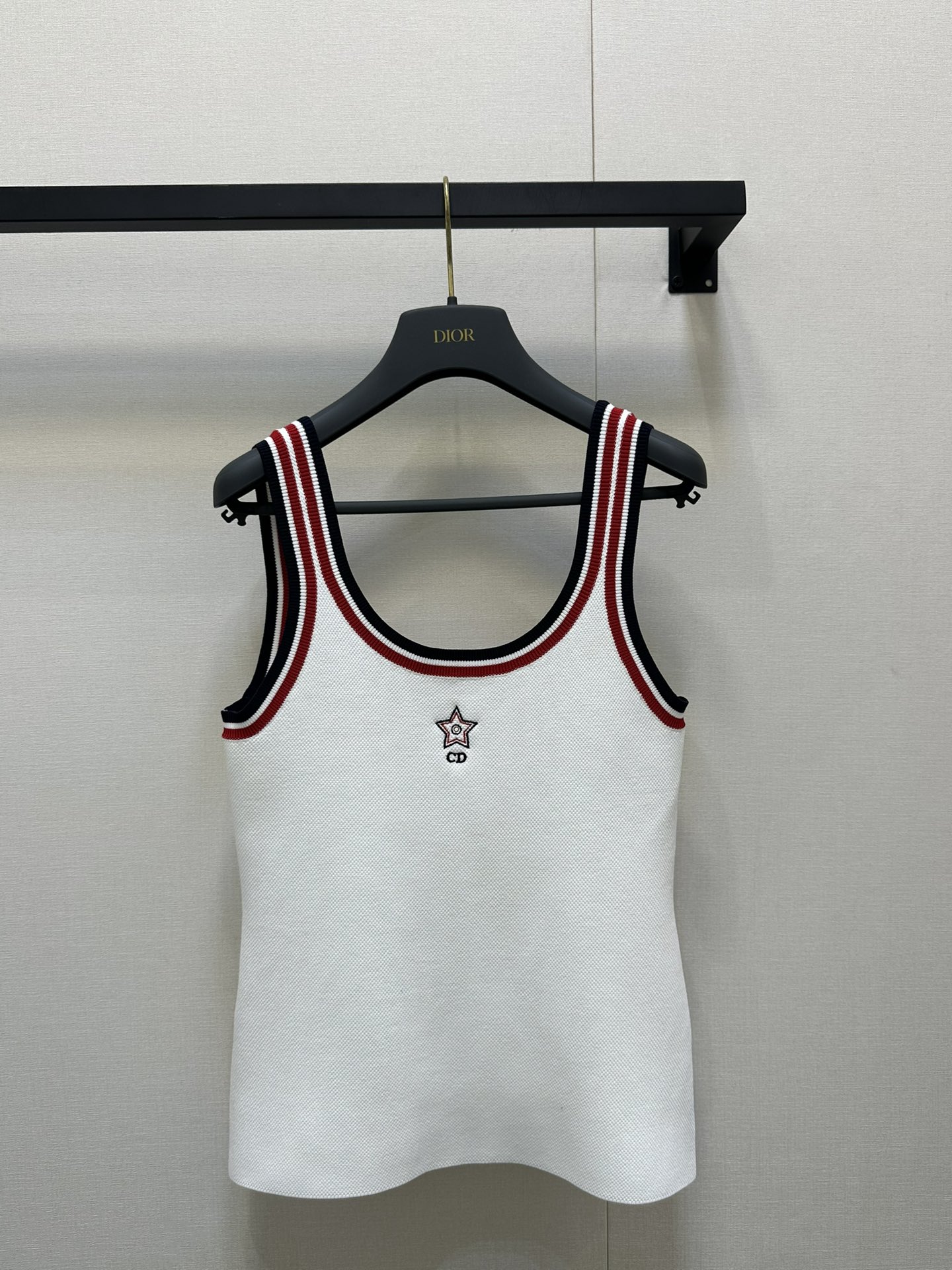NO:333762,Vest Dio* 25Ss Spring and Summer New Tennis Sports Style Knitted Vest Original Development!  High-end production!  The temperament U-neck slim fit style is versatile and not picky, and the lucky star CD embroidery logo design!  High-end black, white, red French elegant temperament, imported high-subsiding density yarn Swiss machine double weaving craft knitted yarn, a set of upper body looks slim and tall!  The quality of workmanship depends on the details!  Spot SML large-scale real-time photos, dior, alexander wang19860909背心 Dio* 25Ss春夏新款 网球运动风针织背心 原版开发！高版出品！气质U领修身版型百搭不挑人,幸运星星CD刺绣logo设计！高级黑白红调法式优雅气质,进口高支密度纱线瑞士机双织工艺针织纱线,一套上身显瘦又高挑！做工品质看细节！现货 SML大货实拍,,dior,alexander wang,Women's clothing