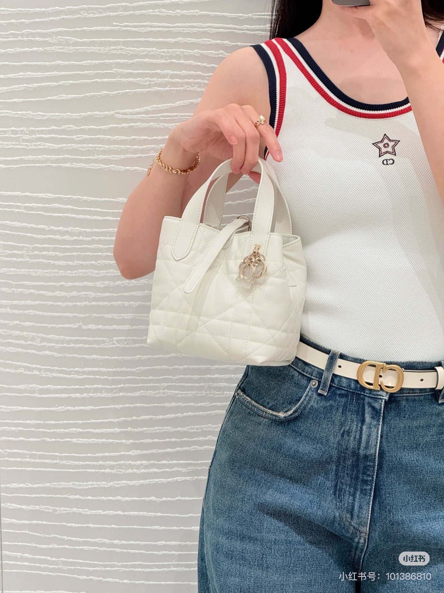 NO:333765,Vest Dio* 25Ss Spring and Summer New Tennis Sports Style Knitted Vest Original Development!  High-end production!  The temperament U-neck slim fit style is versatile and not picky, and the lucky star CD embroidery logo design!  High-end black, white, red French elegant temperament, imported high-subsiding density yarn Swiss machine double weaving craft knitted yarn, a set of upper body looks slim and tall!  The quality of workmanship depends on the details!  Spot SML, dior,alexander wang19860909背心 Dio* 25Ss春夏新款 网球运动风针织背心 原版开发！高版出品！气质U领修身版型百搭不挑人,幸运星星CD刺绣logo设计！高级黑白红调法式优雅气质,进口高支密度纱线瑞士机双织工艺针织纱线,一套上身显瘦又高挑！做工品质看细节！现货 SML,,dior,alexander wang,Women's clothing