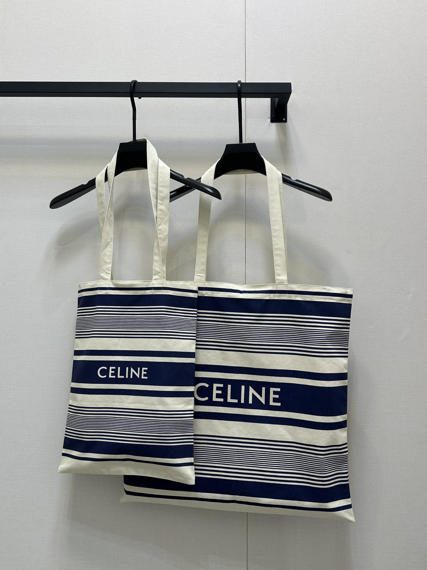 NO:335751,Recommended for the orders, celin* is also available for new products. Limited delivery shopping environmentally friendly bags are available for full amount!  Xianyu resells one 1,000 . Arrange a large and small set of bags for you. The original version is developed and customized fully positioned printed letter logo. The imported thickened Oxford cloth has a great texture!  Vacation style is versatile and fashionable and high-end!  A set of large and small items to buy large items, celine, alexander wang19860909爆单推荐celin*又双叒叕上新啦,满额赠送的限量配送购物环保袋！闲鱼转卖一个1千 .给你们安排一大一小套装包包.原版开发定制全定位印花字母logo.进口加厚牛津布纯棉质感超赞！度假风百搭时髦又高级！大小一套购入大货实拍,,celine,alexander wang,Women's clothing