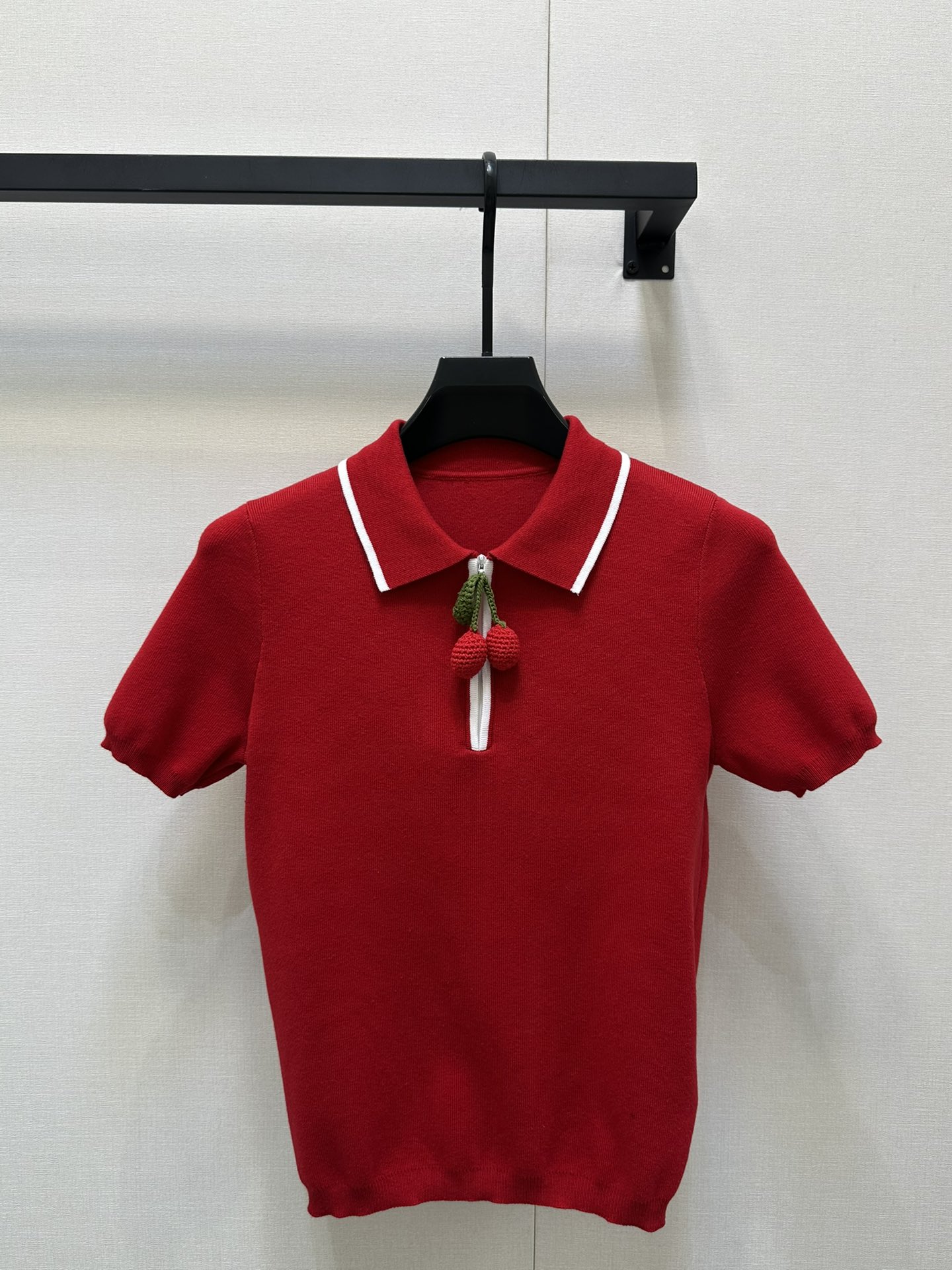 NO:333768,25 new products Polo-neck knitted short-sleeved top with cherry zipper pendant instantly adds a playful feeling, making the overall look lively and interesting. Full of design, elegant and a little retro style. Cute wool ball decoration, walking with a style and comfortable, both fashionable and practical. It adds the overall exquisiteness and easily creates a high-end 2-color SML large-scale real shot, T-shirt, alexander wang1986090925新品 Polo领针织短袖上衣搭配樱桃拉链吊坠,瞬间增添俏皮感 让整体造型活泼又有趣 设计感十足,优雅又带点复古风情 可爱的毛球装饰,走路带风又舒适,既时尚又实用.增加了整体的精致感,轻松打造出高级感满满的 2色 SML大货实拍,,T-shirt,alexander wang,Women's clothing