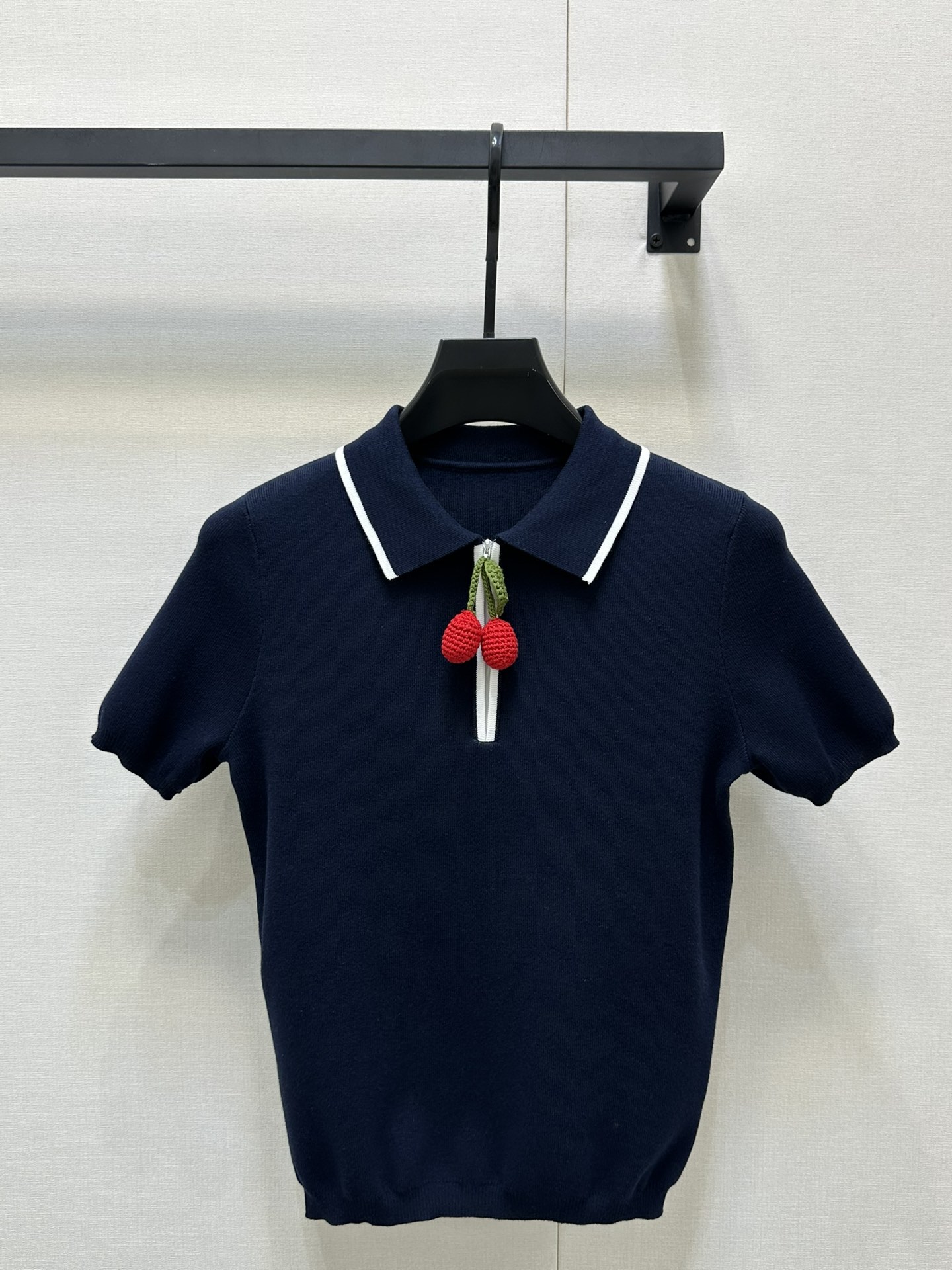 NO:333774,25 new products Polo-neck knitted short-sleeved top with cherry zipper pendant instantly adds a playful feeling, making the overall look lively and interesting. Full of design, elegant and a little retro style. Cute wool ball decoration, walking with a style and comfortable, both fashionable and practical. It adds the overall exquisiteness and easily creates a high-end 2-color SML large-scale real shot, T-shirt, alexander wang1986090925新品 Polo领针织短袖上衣搭配樱桃拉链吊坠,瞬间增添俏皮感 让整体造型活泼又有趣 设计感十足,优雅又带点复古风情 可爱的毛球装饰,走路带风又舒适,既时尚又实用.增加了整体的精致感,轻松打造出高级感满满的 2色 SML大货实拍,,T-shirt,alexander wang,Women's clothing