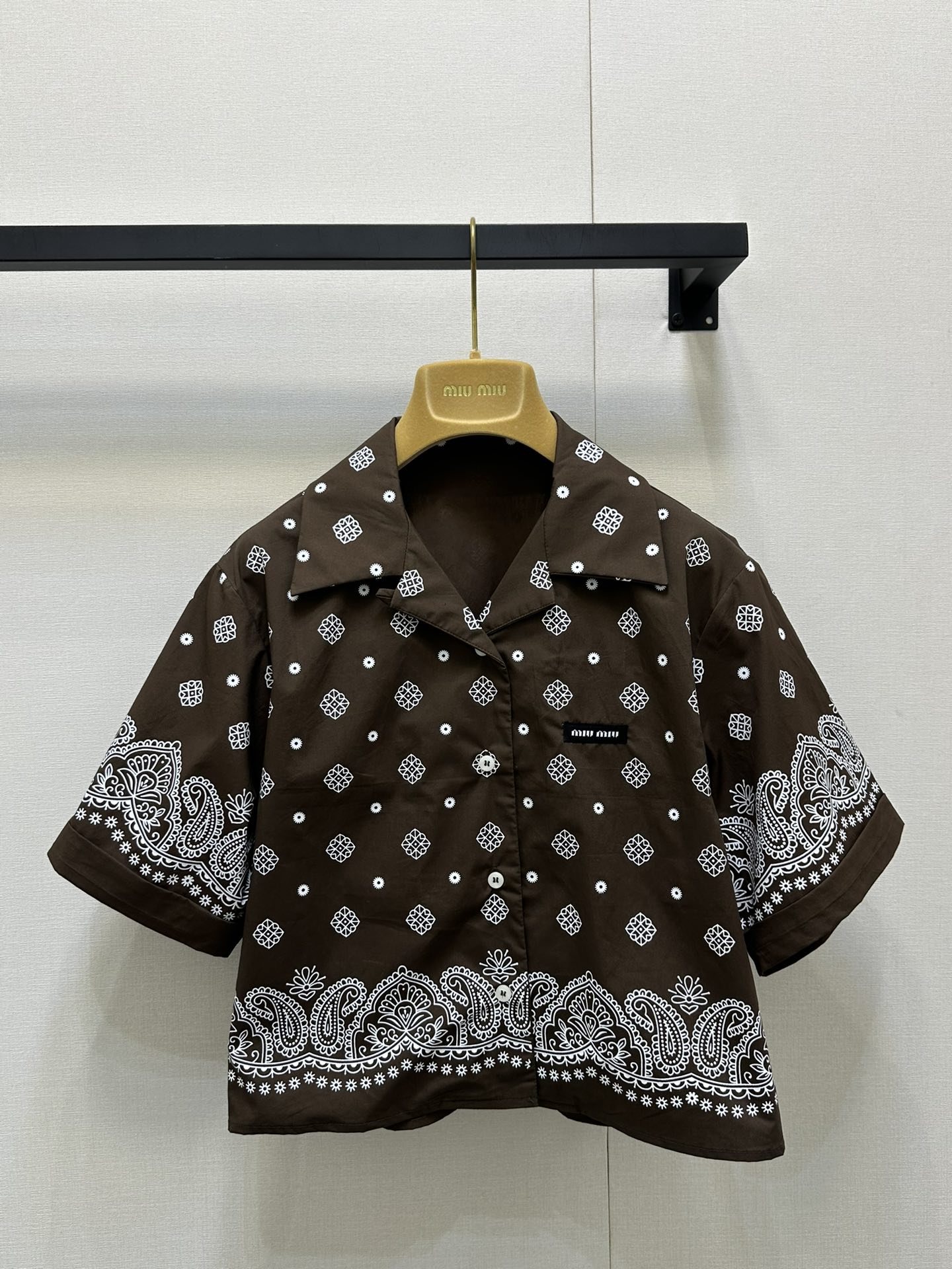 NO:335747,MiuMi* 25Ss Spring and Summer New Style Holiday Style Printed Shirt Original Development!  High-end production!  Fully positioned printed patterns full of summer atmosphere!  Custom imported pure cotton fabric has a great texture. A set of matching style and look slim!  It is sweet or salty and has a versatile temperament that is not picky!  Workmanship quality depends on details. Spot SML large-scale real-time photos, miumiu,shirts,alexander wang19860909MiuMi* 25Ss春夏新款 度假风气质印花衬衫 原版开发！高版出品！全定位印花图案满满的夏日气息！定制进口纯棉面料质感超赞.一套搭配 版型上身巨显瘦！可甜可盐气质百搭不挑人！做工品质看细节.现货 SML大货实拍,,miumiu,shirts,alexander wang,Women's clothing