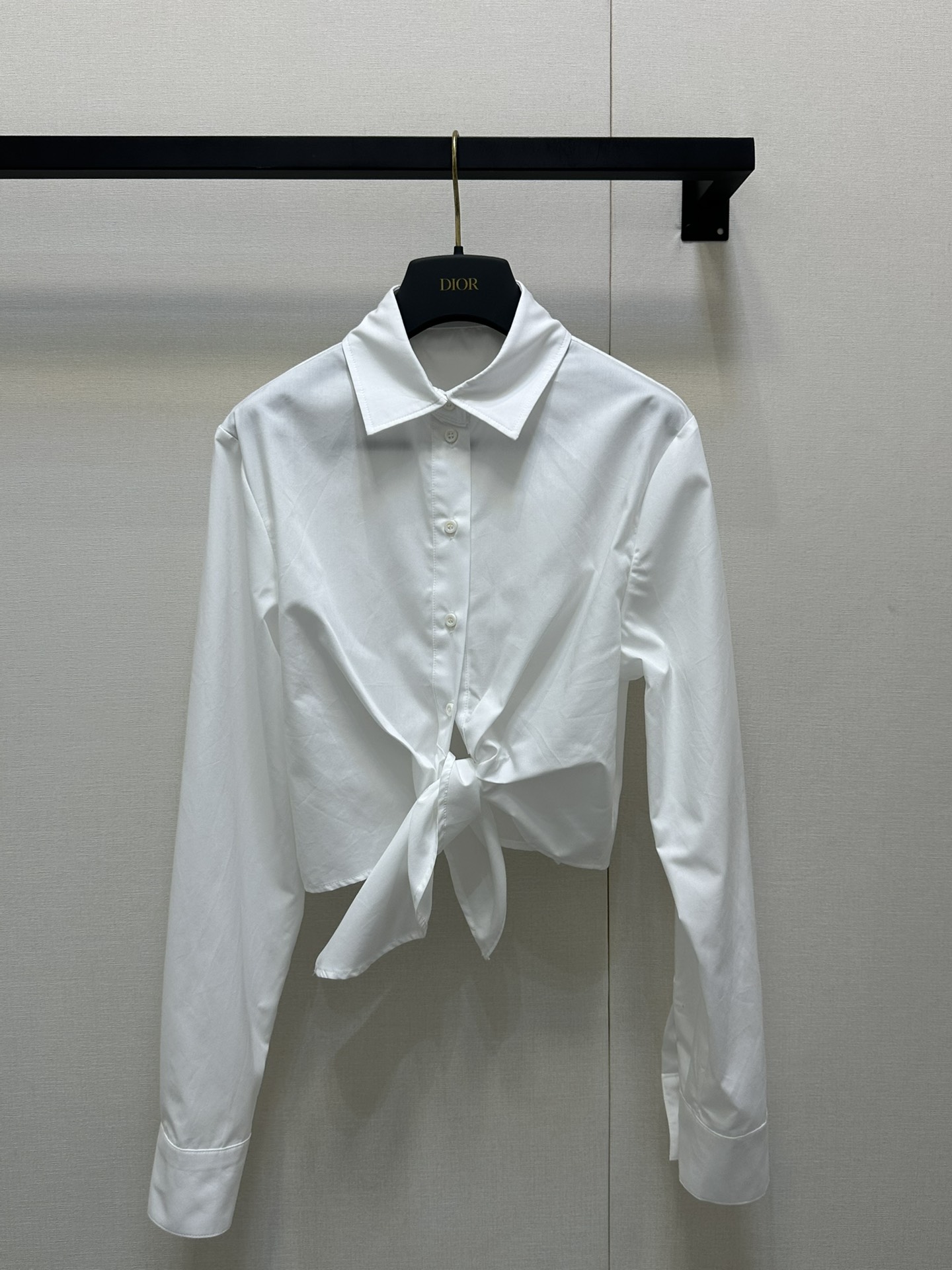 NO:334207,Dio*25Ss early spring new shirt | exquisitely made of cotton poplin, carefully designed with versatile items that can be salty or sweet on the upper body. The buttons on the front are the small details on each part show their care. Fashionable items that can be matched in all seasons. No matter how fashion changes, the white shirts have always stood firm and never out of time. SML large-scale real shots, dior, shirts, alexander wang19860909Dio*25Ss早春新款衬衫|采用棉府绸精致制作,小心机设计上身可盐可甜的百搭单品 前襟纽扣开合 每一处的小细节都彰显了用心,四季可搭的时髦单品,无论时尚如何变化,白衬衫一直屹立不倒,永不过时 SML大货实拍,,dior,shirts,alexander wang,Women's clothing