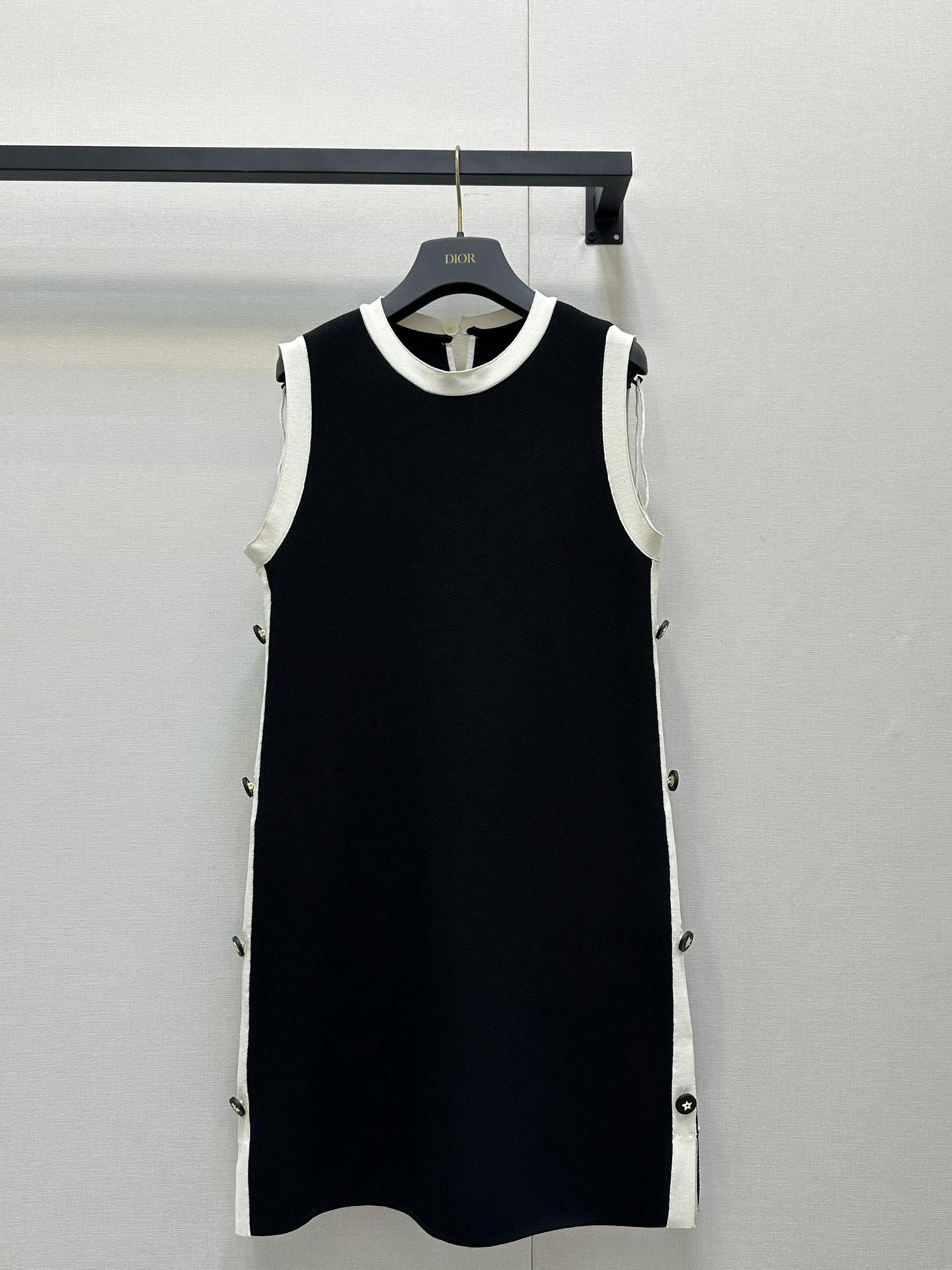 NO:334213,Dio*25 new product, celebrity temperament knitted round neck vest dress, contrasting color texture full of personality, custom five-pointed star buckle decoration on both sides, demonstrating brand concept, H small version is versatile and not picky, high-end black and white French elegant temperament, imported high-subsidized density yarn, Swiss machine double weaving craft knitted yarn, the upper body looks slim and tall! The workmanship quality depends on the details! SML large-scale real shot, dior, skirts, alexander wang19860909Dio*25新品 名媛气质针织圆领背心连衣裙 撞色纹理个性十足 两侧定制五角星扣装饰 彰显品牌理念 H小版型百搭不挑人,高级黑白调法式优雅气质,进口高支密度纱线瑞士机双织工艺针织纱线,上身显瘦又高挑!做工品质看细节! SML大货实拍,,dior,skirts,alexander wang,Women's clothing