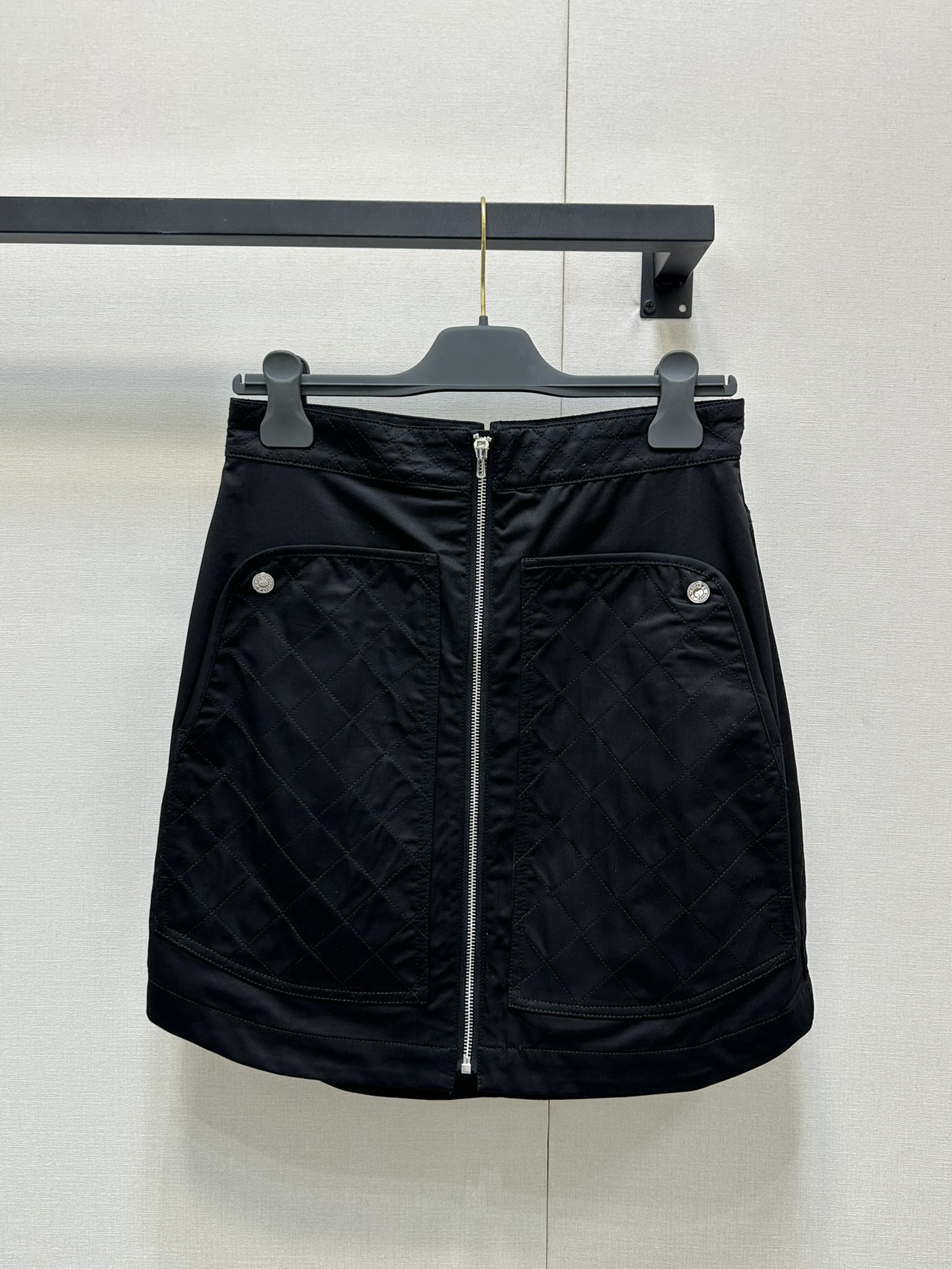 NO:334219,25Ss early spring new style, one-piece zippered large pocket skirt, original development!  High-end production!  It is fashionable and handsome in age!  Customized logo buttons, full of details, super strong style and temperament, A and cool, the original custom fabric is light, soft, delicate and super comfortable!  , the classic style is not picky and the upper body looks slim!  A must-have for white, rich and beautiful women!  3 colors spot SML big-ticket real shot, skirts, alexander wang1986090925Ss早春新款 一片式拉链大口袋半身裙 原版开发！高版出品！减龄时髦又帅气！定制logo扣子 细节设计感满满超强版型气质又A又飒,原版定制面料轻盈 质感柔软细腻超舒适！,经典不挑人版型上身巨显瘦！白富美必备！3色 现货 SML大货实拍,,skirts,alexander wang,Women's clothing