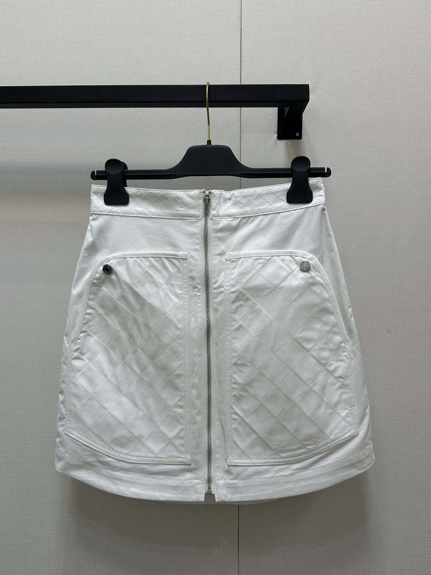 NO:334196,25Ss early spring new style, one-piece zippered large pocket skirt, original development!  High-end production!  It is fashionable and handsome in age!  Customized logo buttons, full of details, super strong style and temperament, A and cool, the original custom fabric is light, soft, delicate and super comfortable!  , the classic style is not picky and the upper body looks slim!  A must-have for white, rich and beautiful women!  3 colors spot SML big-ticket real shot, skirts, alexander wang1986090925Ss早春新款 一片式拉链大口袋半身裙 原版开发！高版出品！减龄时髦又帅气！定制logo扣子 细节设计感满满超强版型气质又A又飒,原版定制面料轻盈 质感柔软细腻超舒适！,经典不挑人版型上身巨显瘦！白富美必备！3色 现货 SML大货实拍,,skirts,alexander wang,Women's clothing