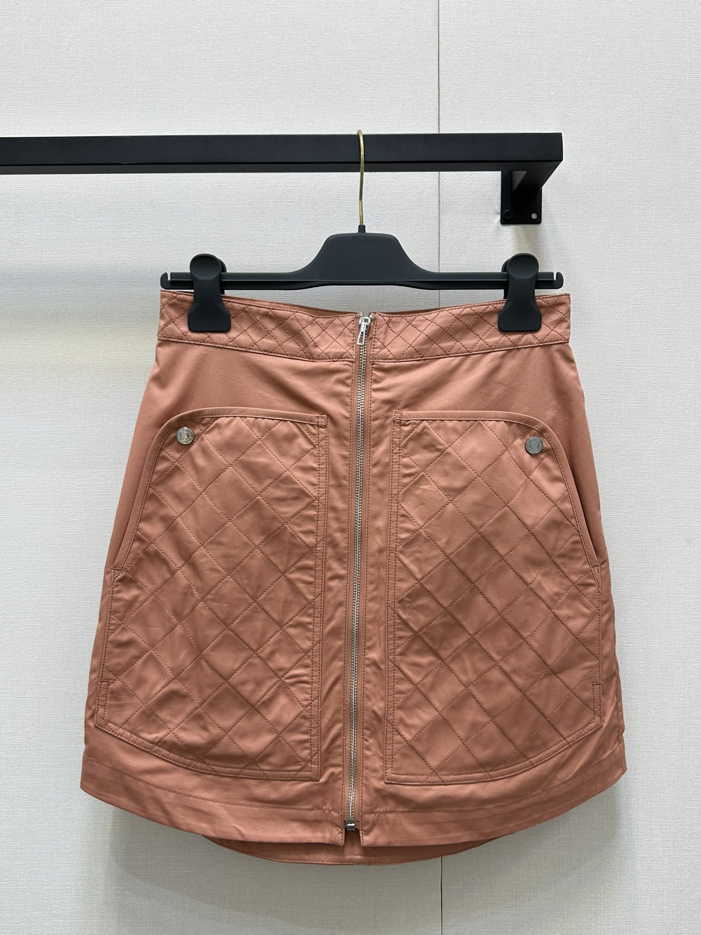 NO:334202,25Ss early spring new style, one-piece zippered large pocket skirt, original development!  High-end production!  It is fashionable and handsome in age!  Customized logo buttons, full of details, super strong style and temperament, A and cool, the original custom fabric is light, soft, delicate and super comfortable!  , the classic style is not picky and the upper body looks slim!  A must-have for white, rich and beautiful women!  3 colors spot SML big-ticket real shot, skirts, alexander wang1986090925Ss早春新款 一片式拉链大口袋半身裙 原版开发！高版出品！减龄时髦又帅气！定制logo扣子 细节设计感满满超强版型气质又A又飒,原版定制面料轻盈 质感柔软细腻超舒适！,经典不挑人版型上身巨显瘦！白富美必备！3色 现货 SML大货实拍,,skirts,alexander wang,Women's clothing